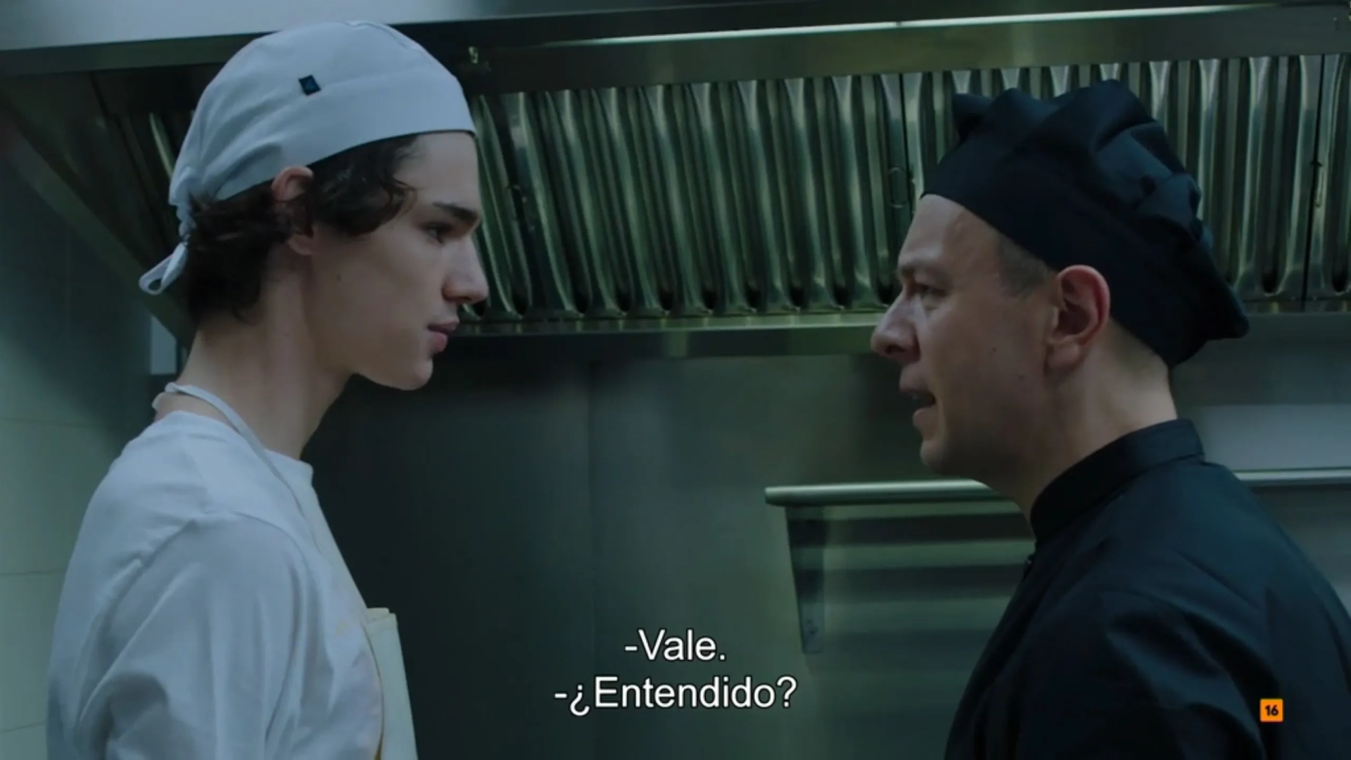 Edward Olive and Fernando Lindez in Skam España: Entre dos mundos (2020)