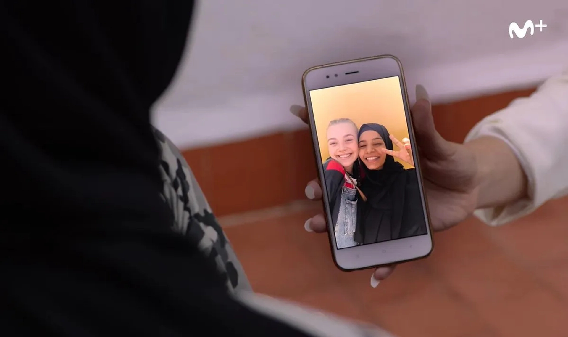 Hajar Brown and Irene Ferreiro in Skam España: Ya no sé nada (2020)