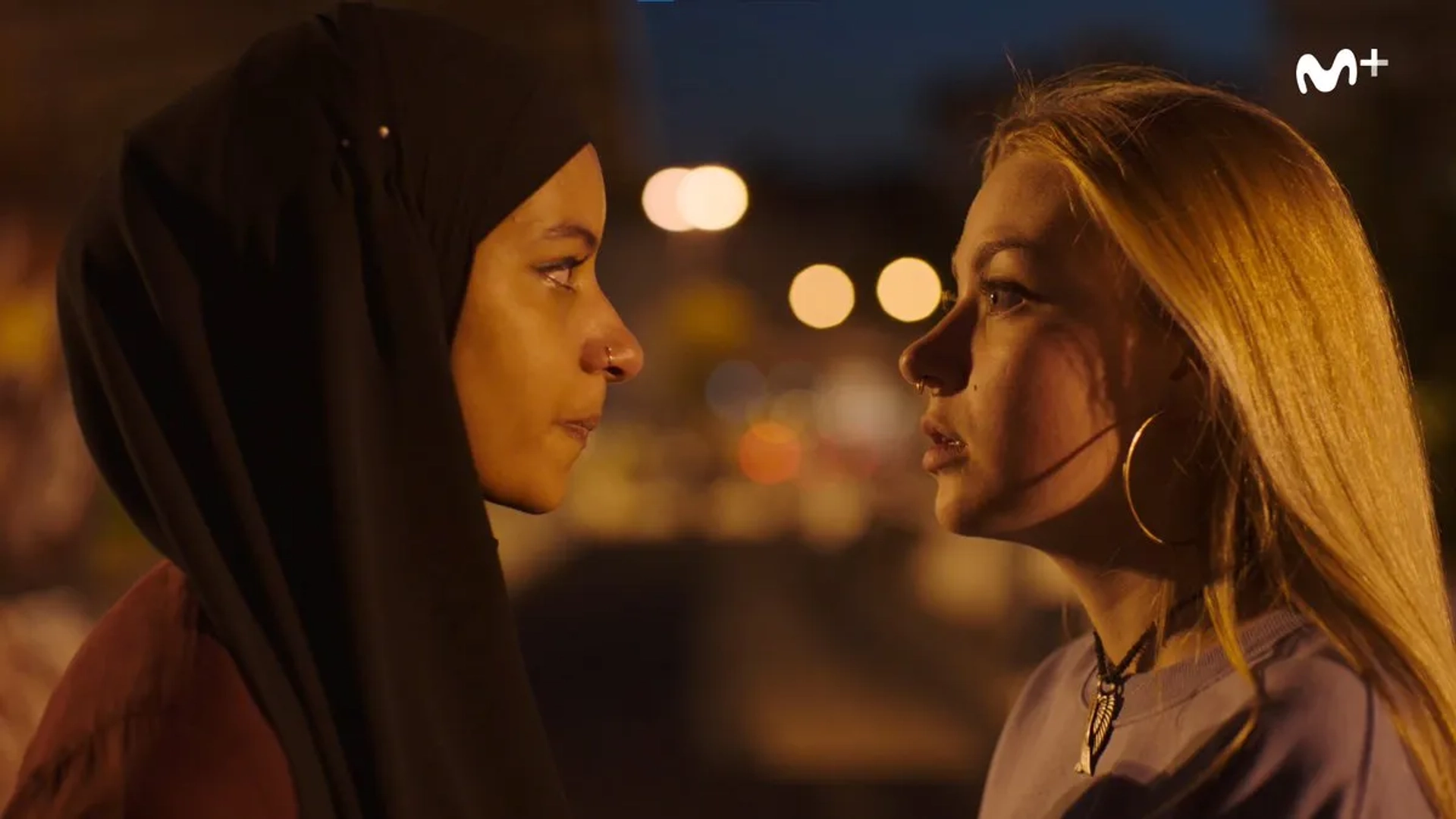 Hajar Brown and Irene Ferreiro in Skam España: La mora del instituto (2020)