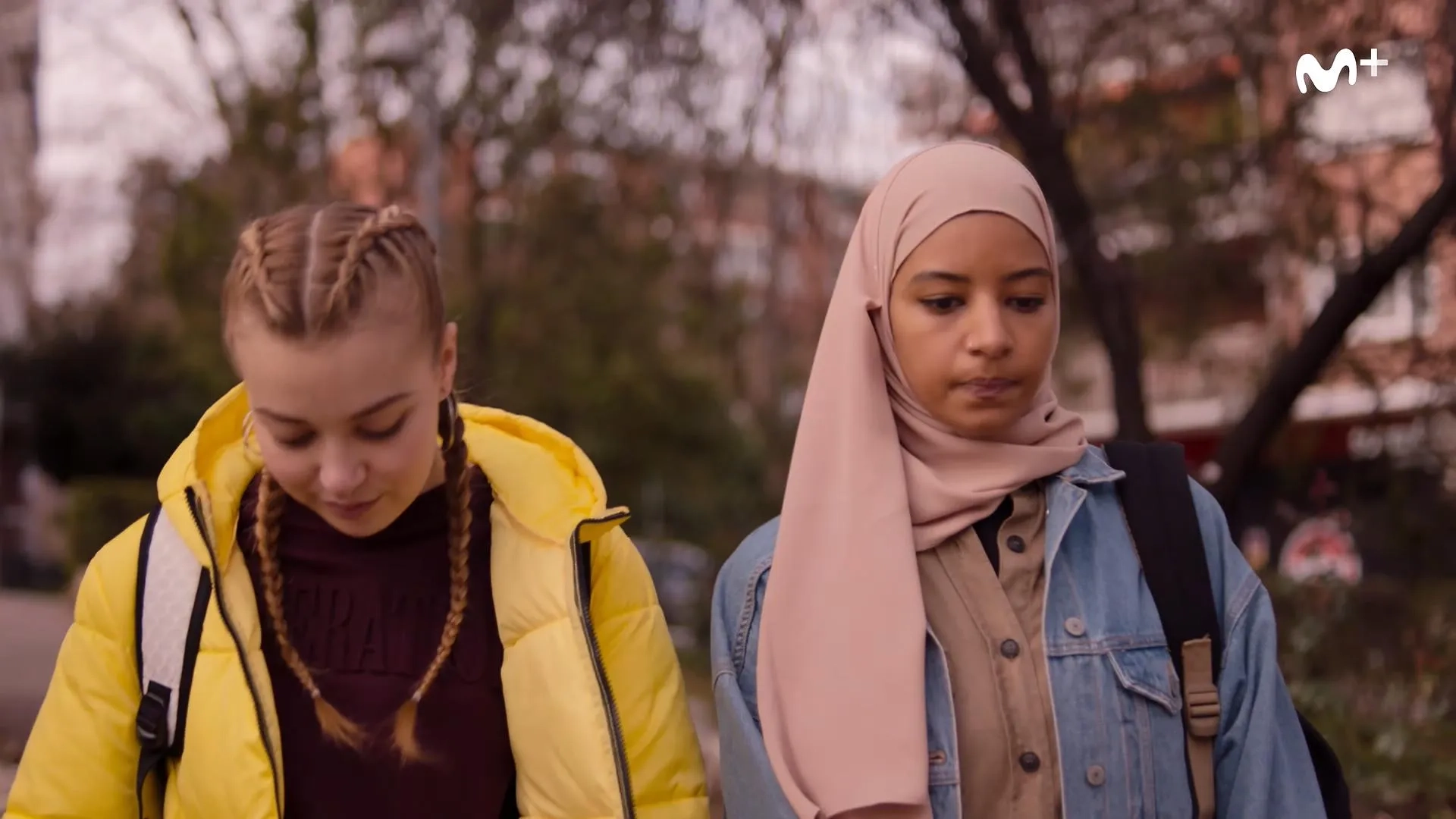 Hajar Brown and Irene Ferreiro in Skam España: No llevo el hijab (2020)