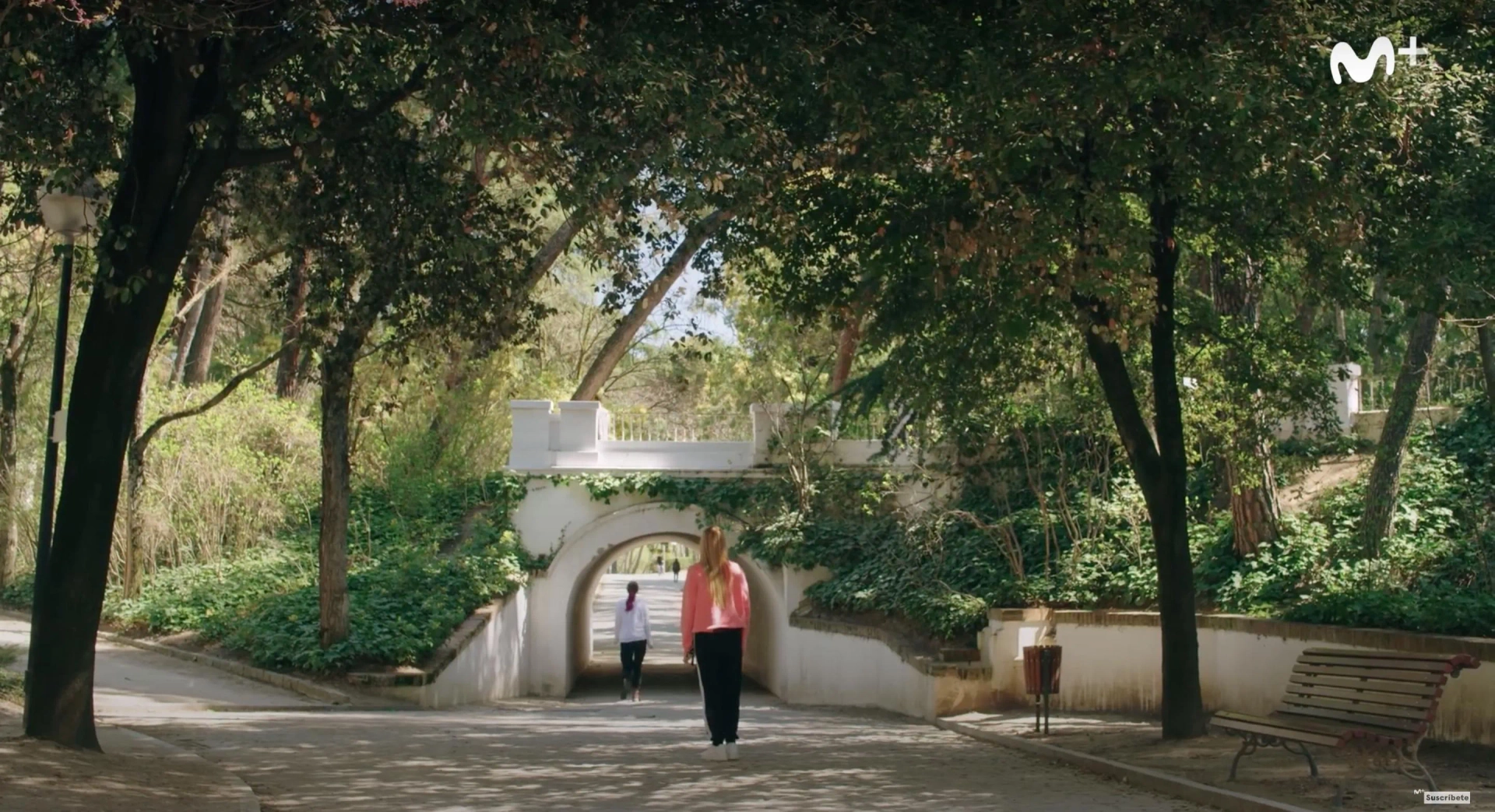 Irene Ferreiro and Tamara Luz Ronchese in Skam España: Desconocida (2019)