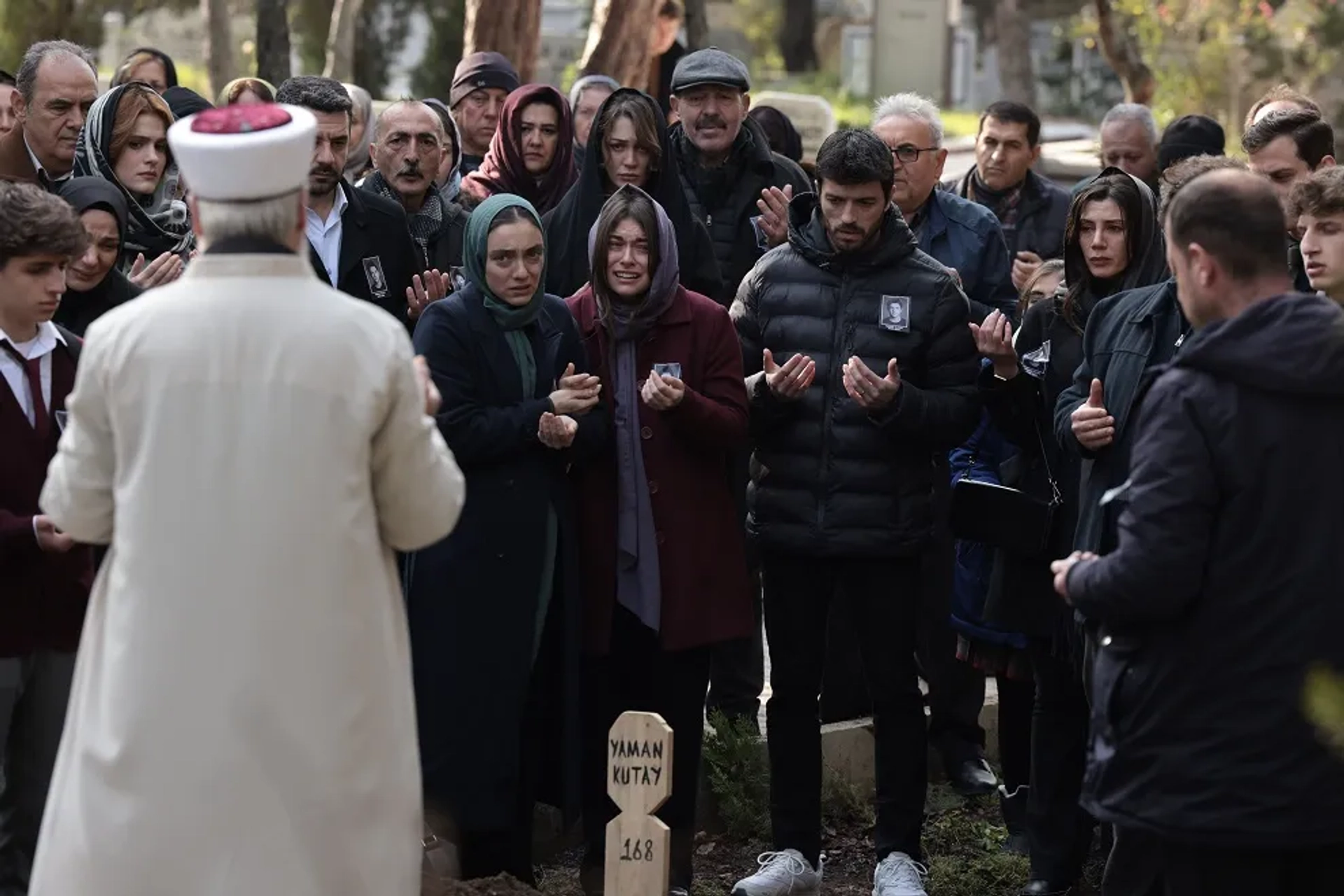 Deniz Isin, Melike Güner, Gökçe Bahadir, Merve Dizdar, Burcu Cavrar, Onur Bilge, Emre Taskiran, and Çagla Naz Kargi in Ömer (2023)