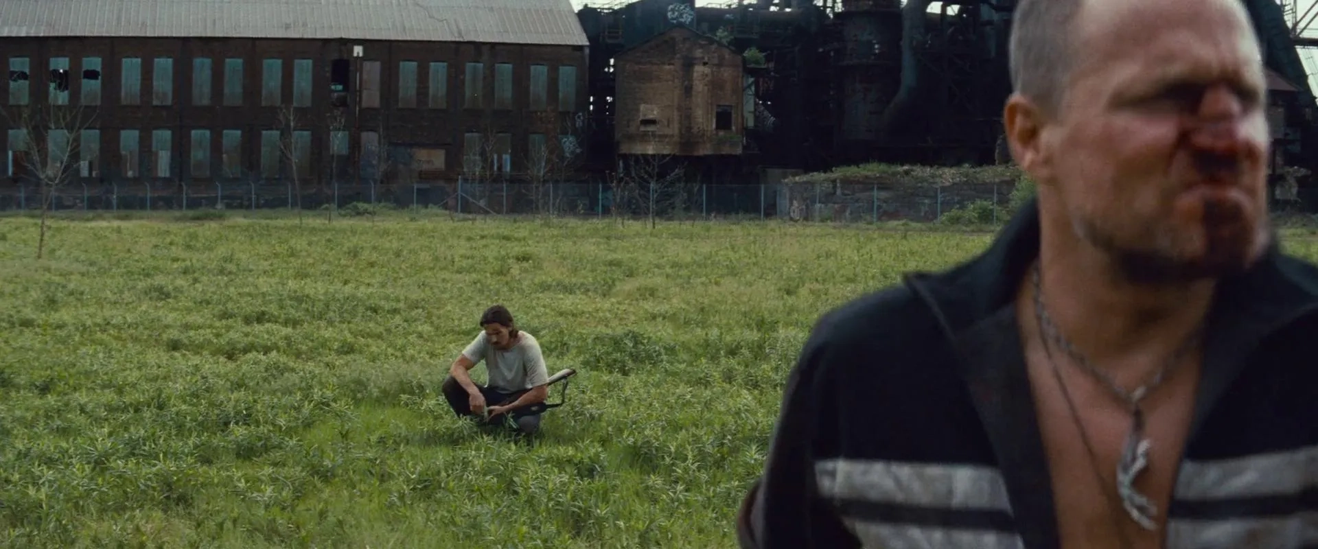 Christian Bale and Woody Harrelson in Out of the Furnace (2013)