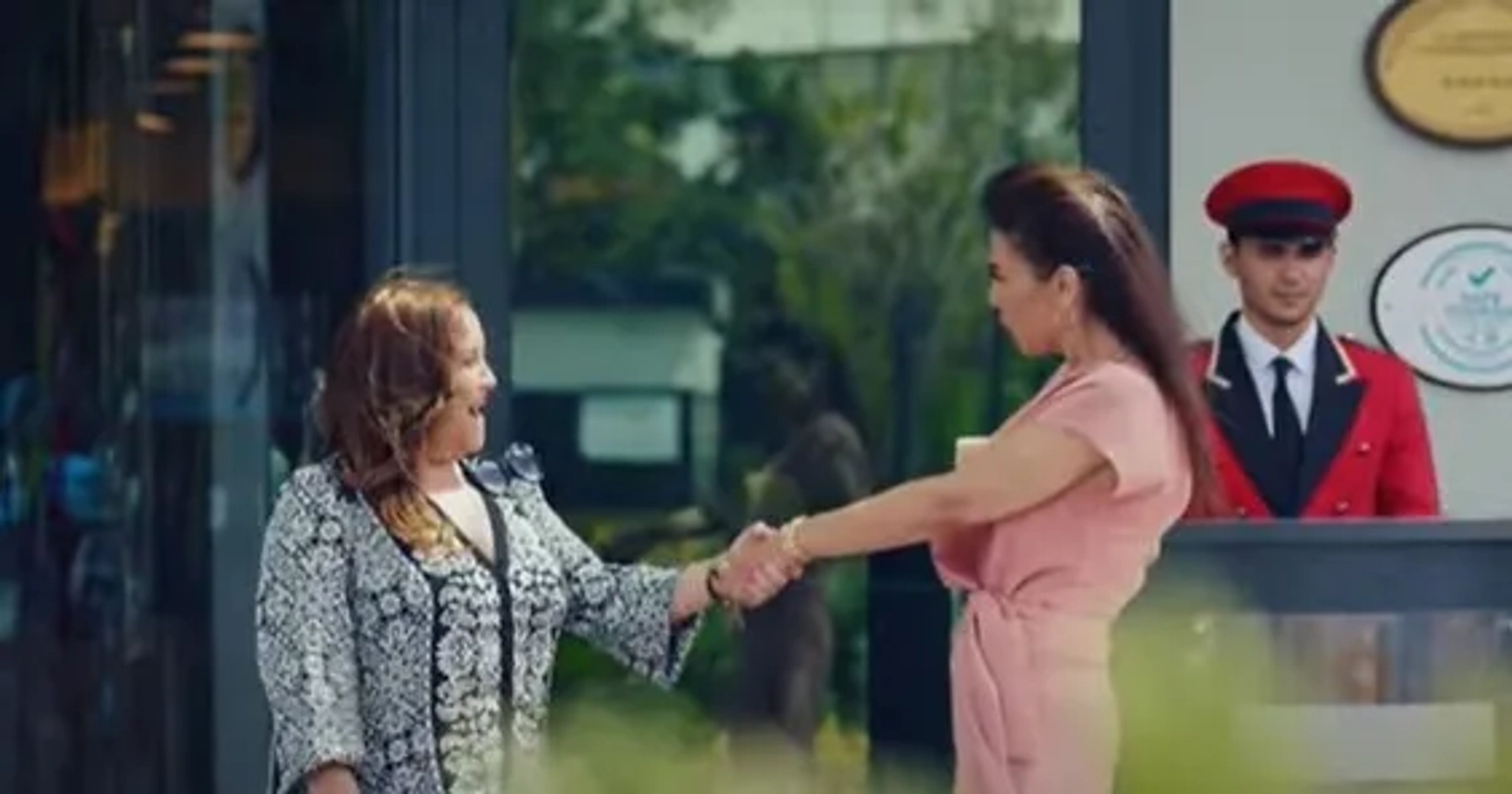 Yesim Ceren Bozoglu and Duygu Karaca in Yaz Sarkisi (2023)