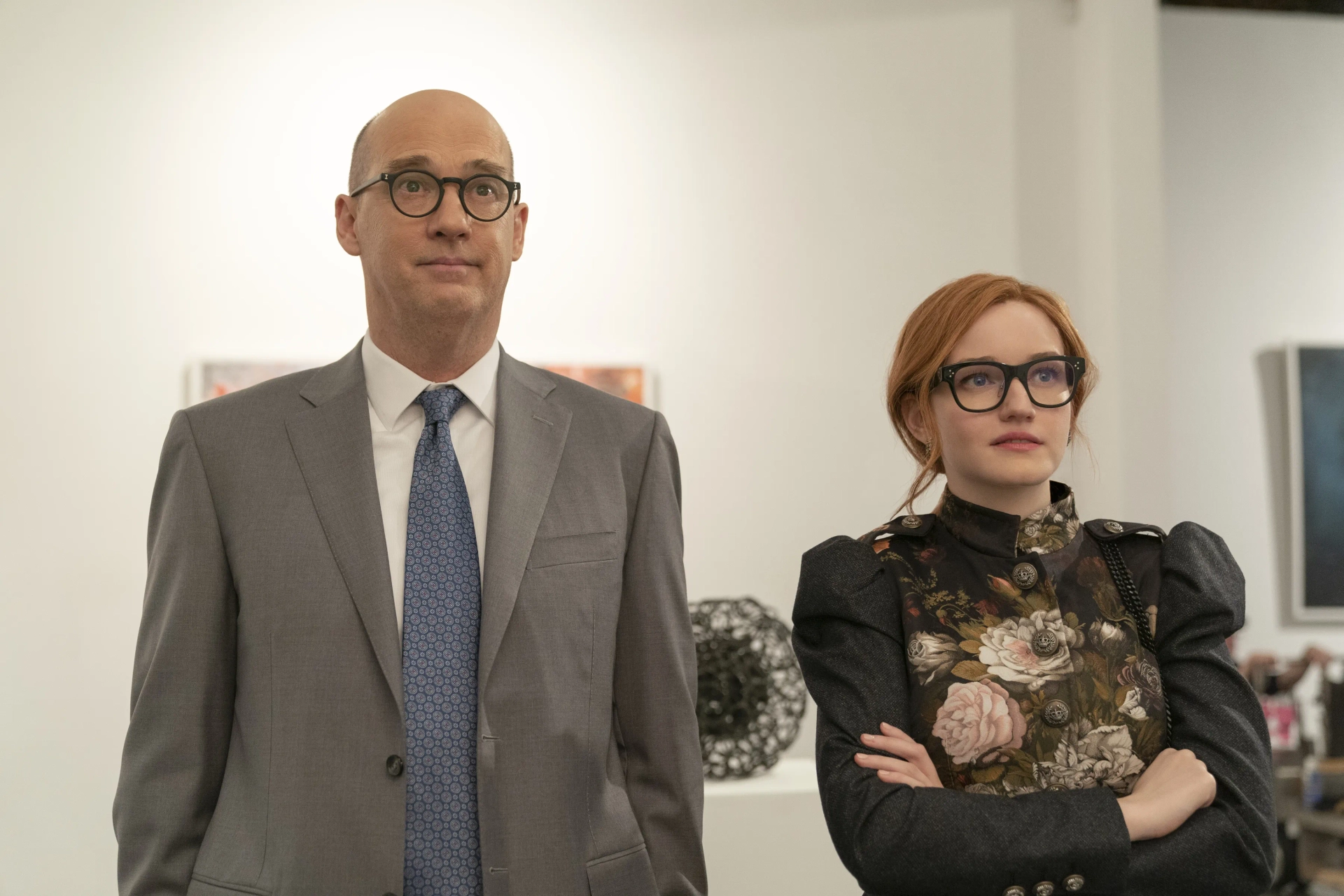 Anthony Edwards and Julia Garner in Inventing Anna: A Wolf in Chic Clothing (2022)