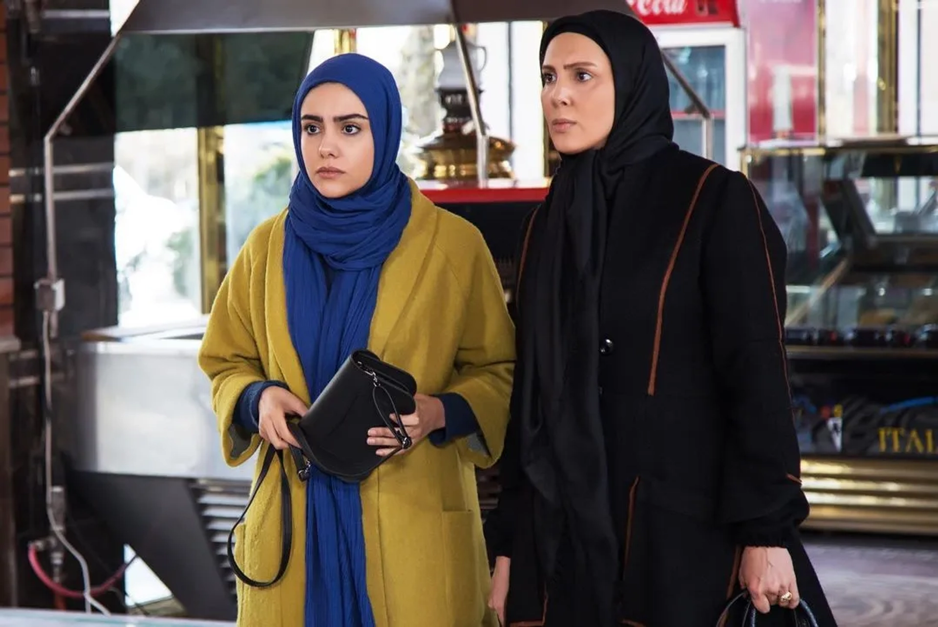 Mahdis Tavakoli and Leila Bolukat in From Destiny (2019)