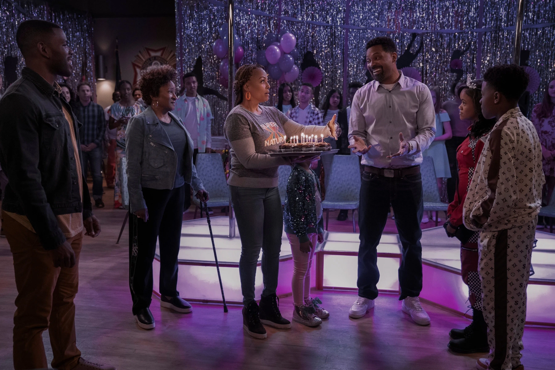 Kim Fields, Mike Epps, Wanda Sykes, Diamond Lyons, and Jermelle Simon in The Upshaws (2021)