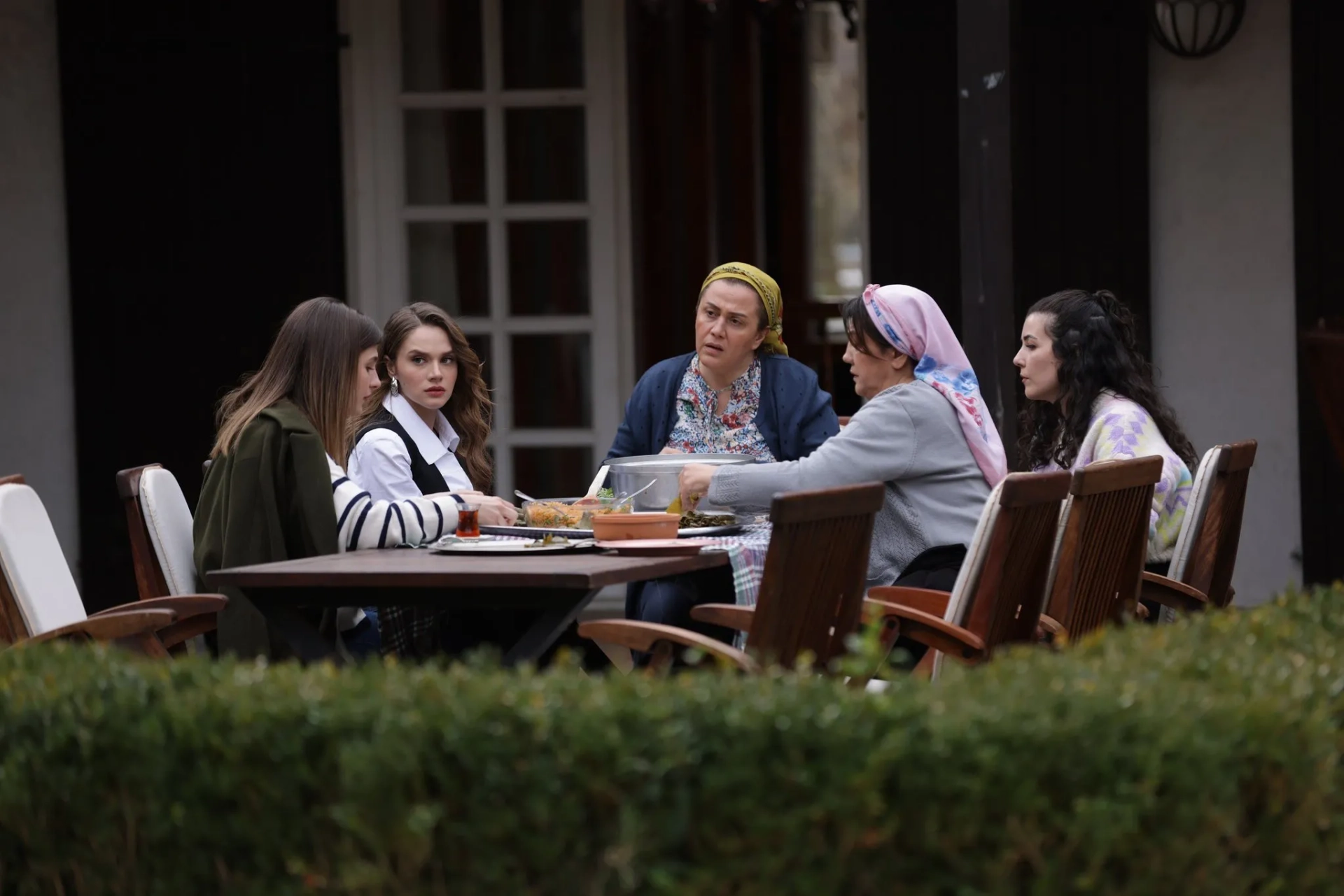 Özlem Baskaya, Miray Daner, Sinem Yener Eksioglu, Cagla Irmak, and Cansin Senel in Boundless Love (2023)