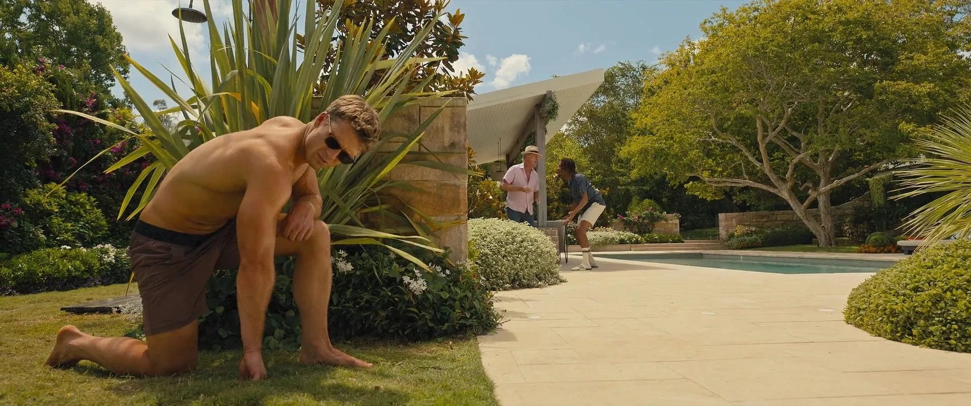 Bryan Brown, Gata, and Glen Powell in Anyone But You (2023)