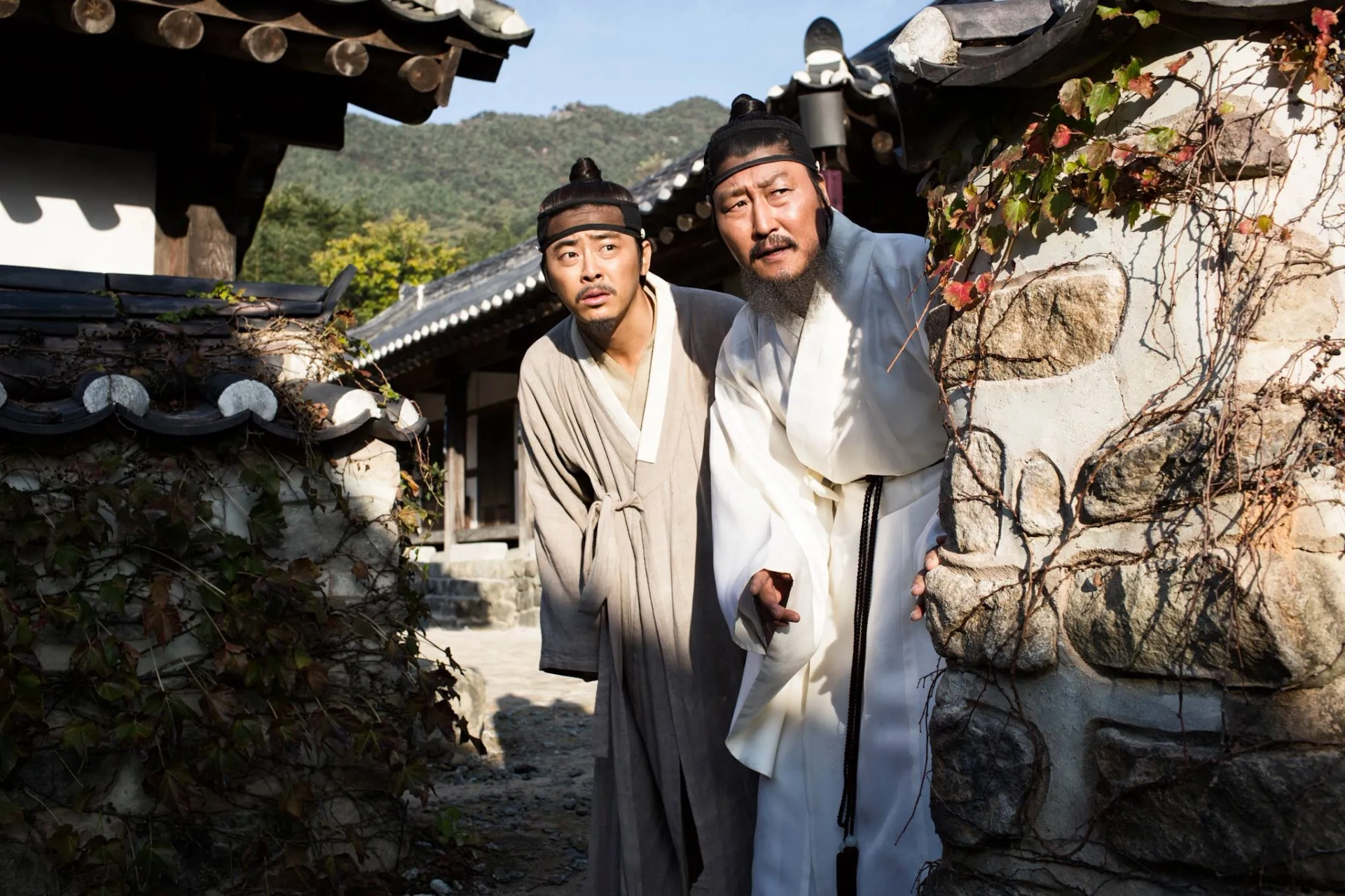 Song Kang-ho and Jo Jung-Suk in The Face Reader (2013)