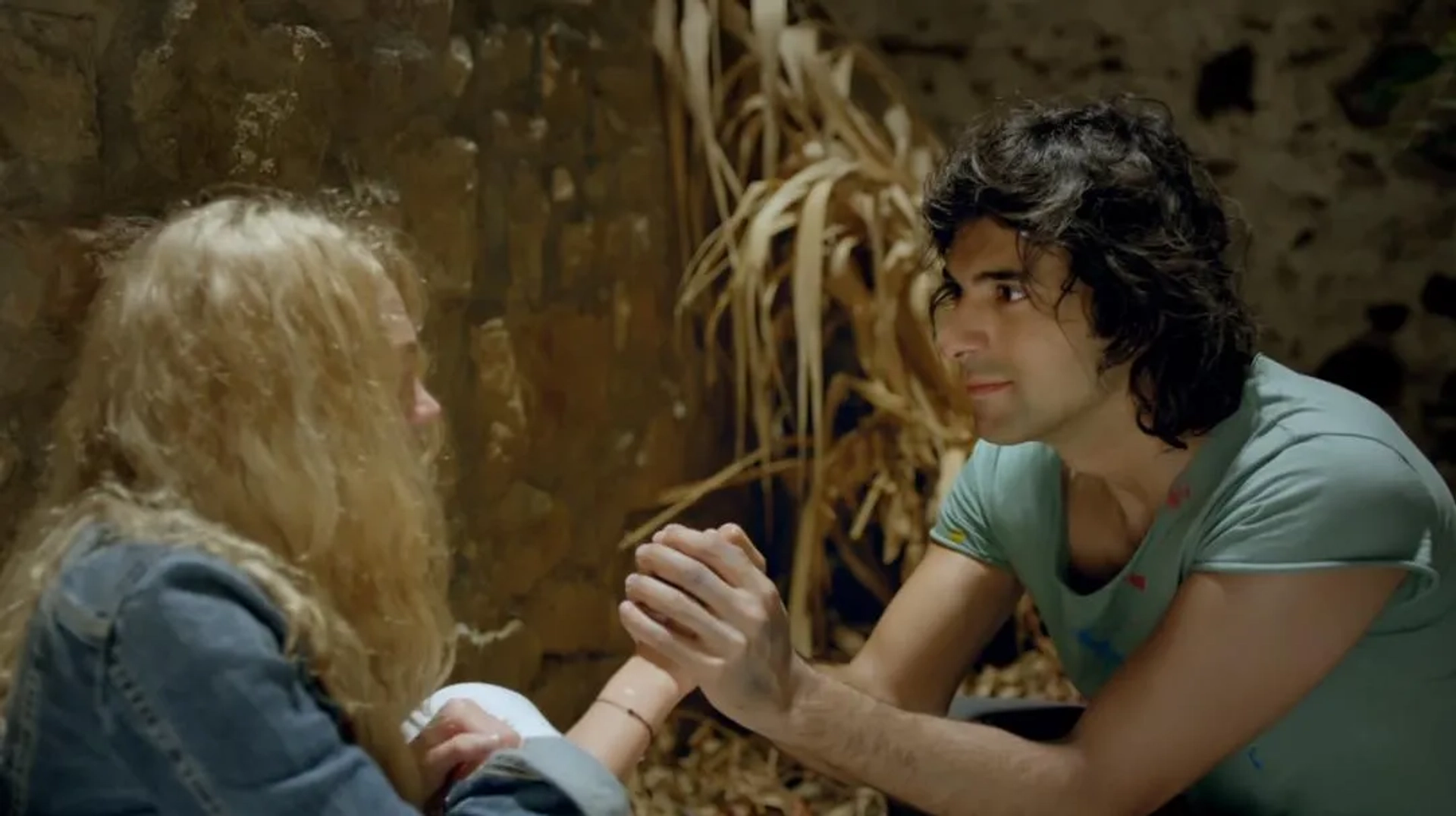 Engin Akyürek and Farah Zeynep Abdullah in A Small September Affair (2014)