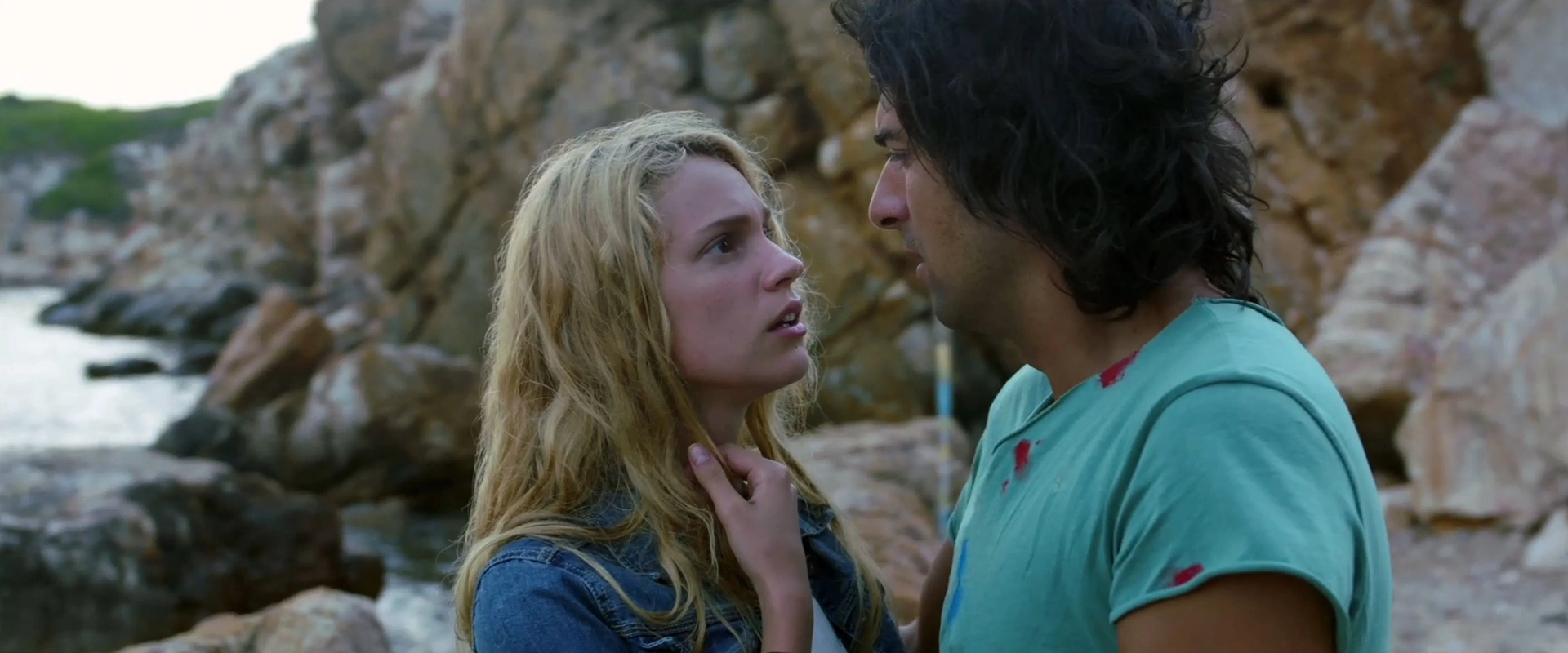 Engin Akyürek and Farah Zeynep Abdullah in A Small September Affair (2014)