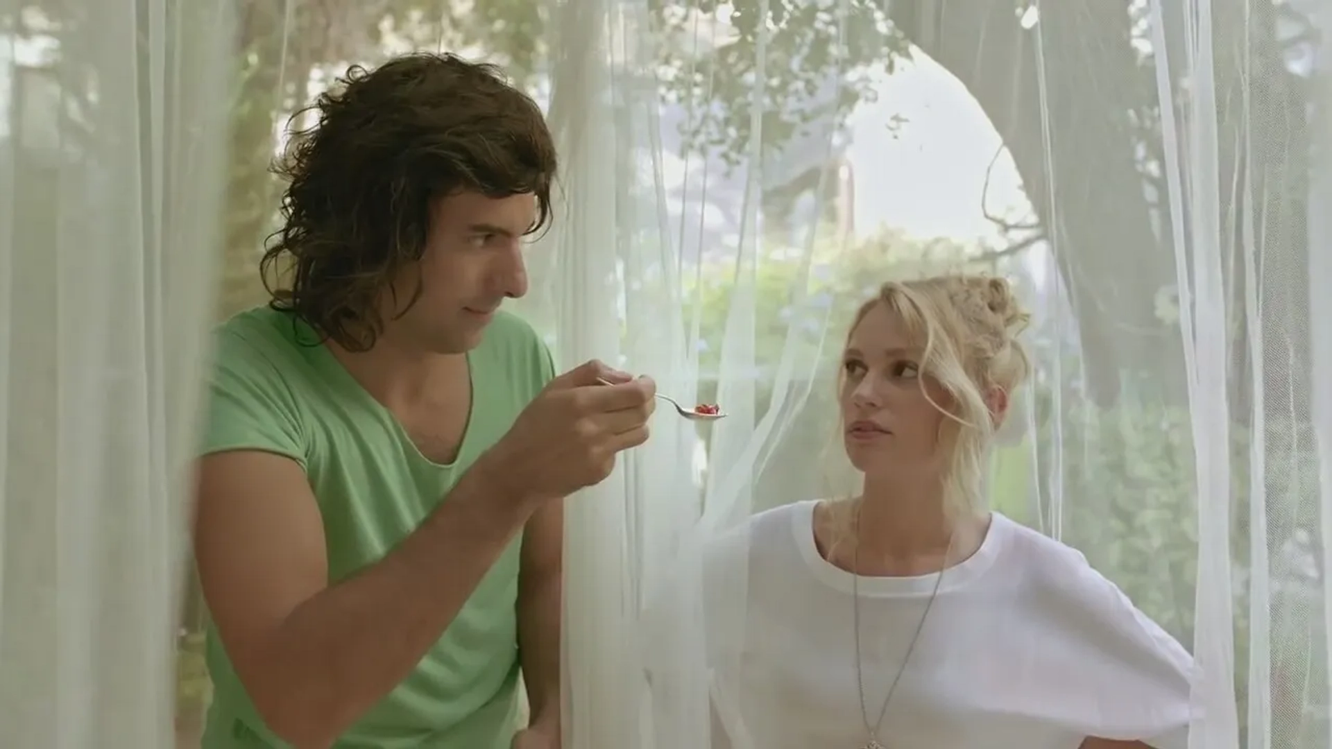 Engin Akyürek and Farah Zeynep Abdullah in A Small September Affair (2014)