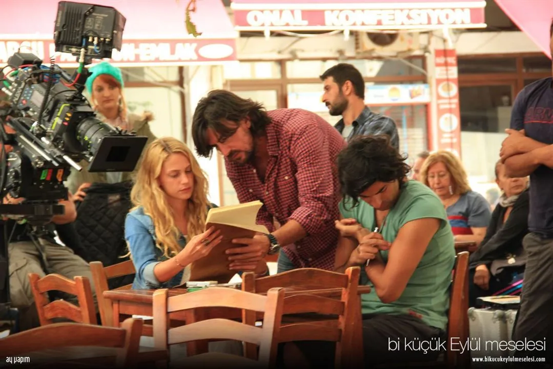 Engin Akyürek and Farah Zeynep Abdullah in A Small September Affair (2014)