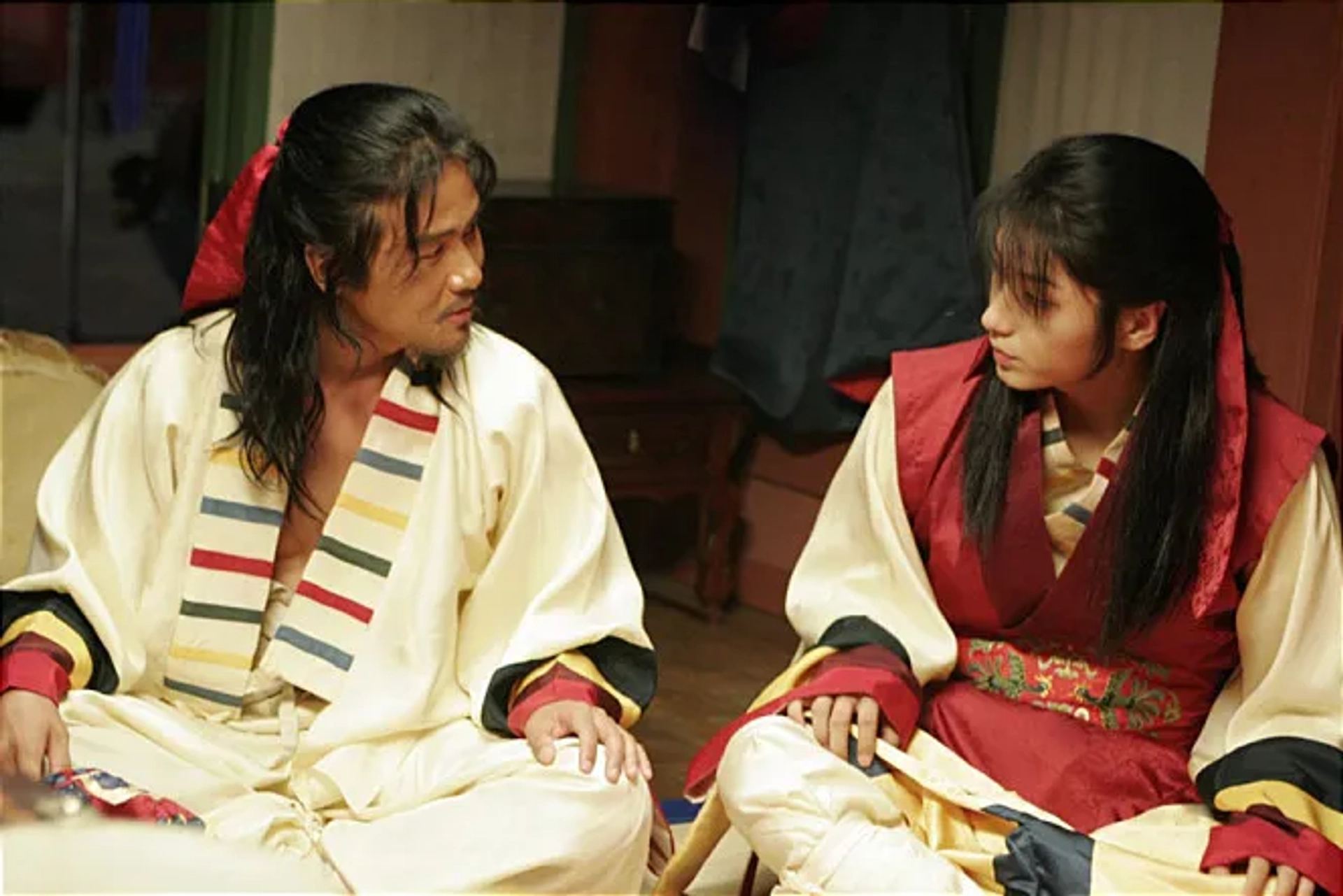 Woo-seong Kam and Lee Joon-Gi in The King and the Clown (2005)