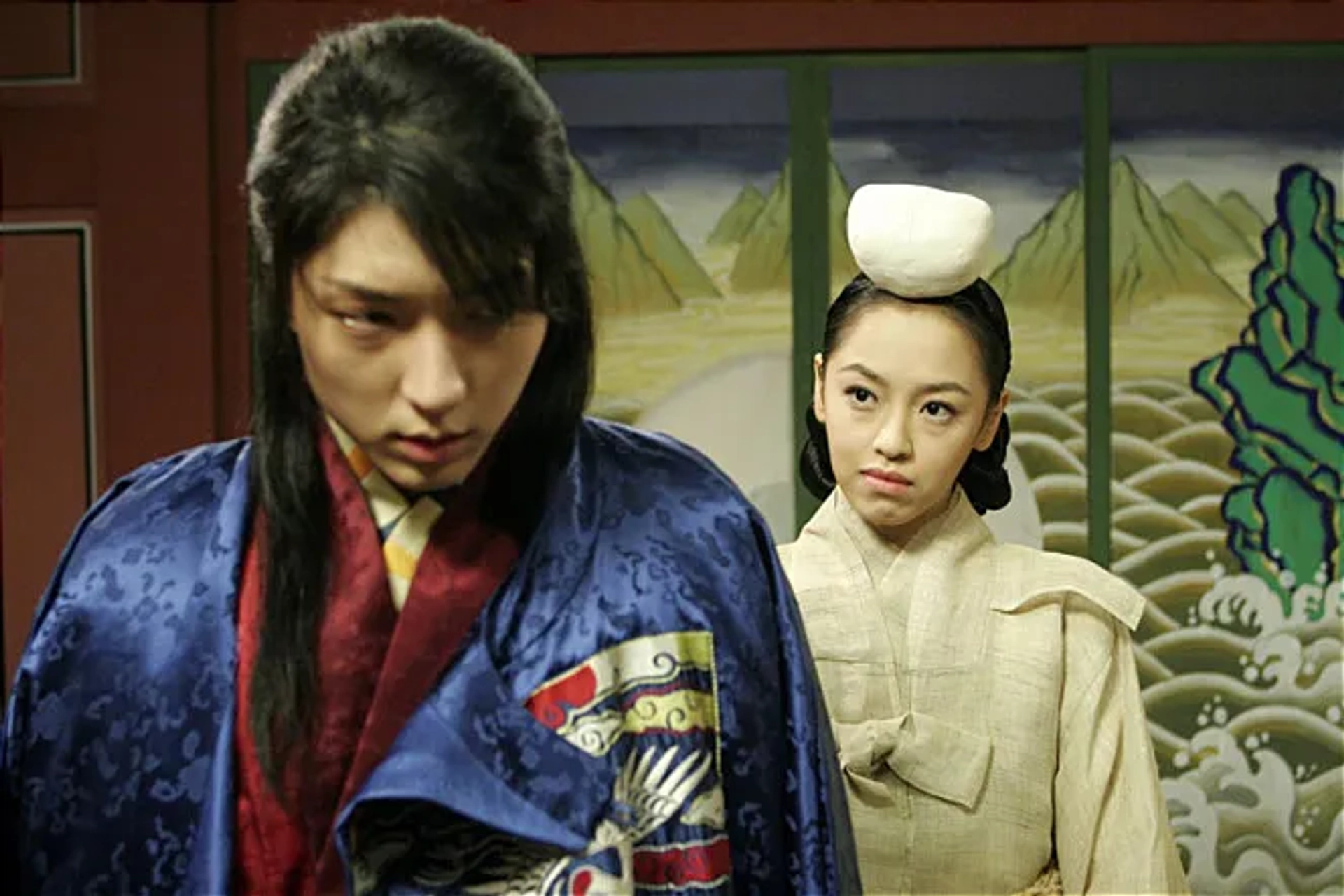 Lee Joon-Gi and Seong-Yeon Kang in The King and the Clown (2005)