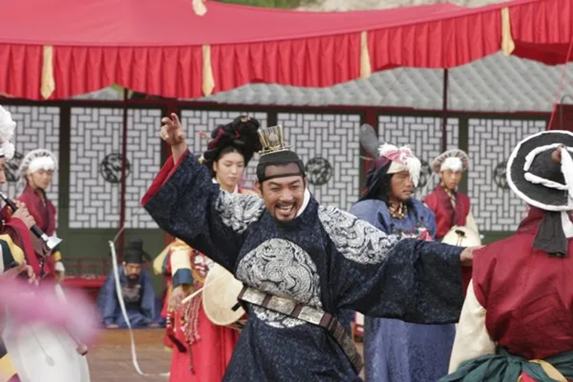 Jin-young Jung, Woo-seong Kam, and Lee Joon-Gi in The King and the Clown (2005)