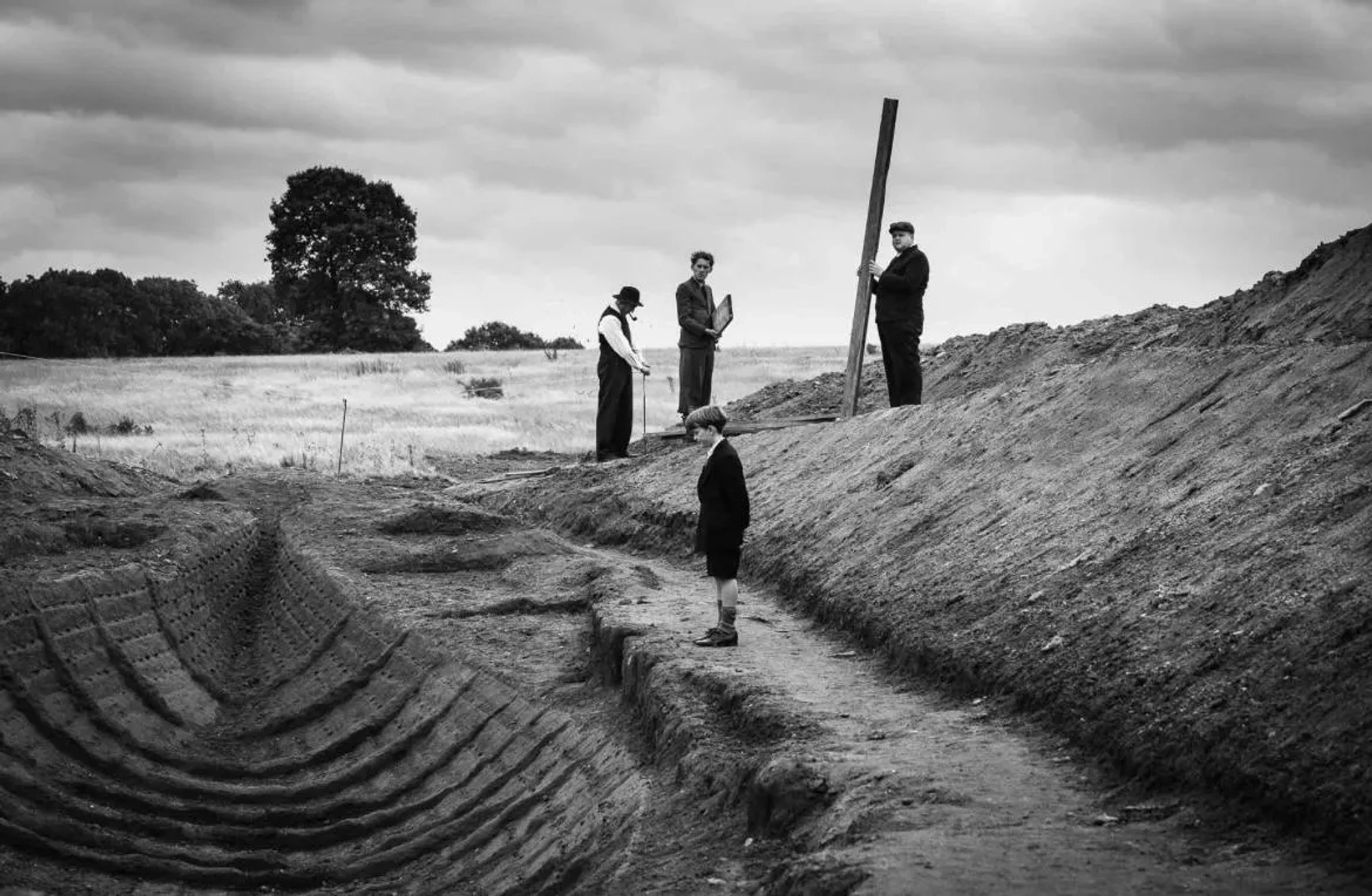 Ralph Fiennes, Archie Barnes, Joe Hurst, and James Dryden in The Dig (2021)