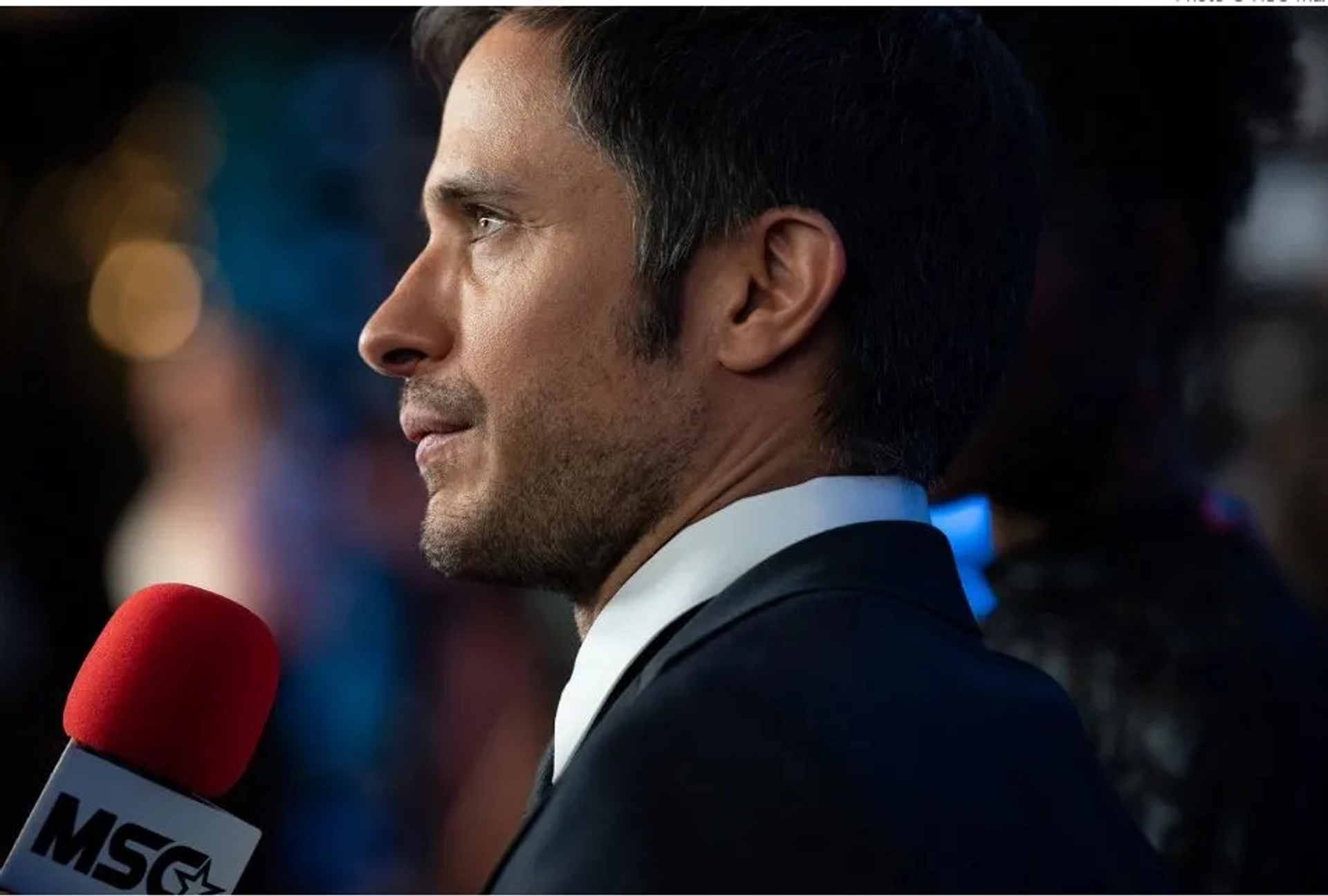 Gael García Bernal in Station Eleven (2021)