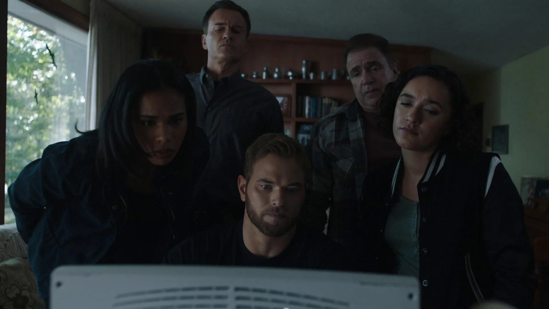 Julian McMahon, Michael Rispoli, Keisha Castle-Hughes, Kellan Lutz, and Roxy Sternberg in FBI: Most Wanted: Ironbound (2020)