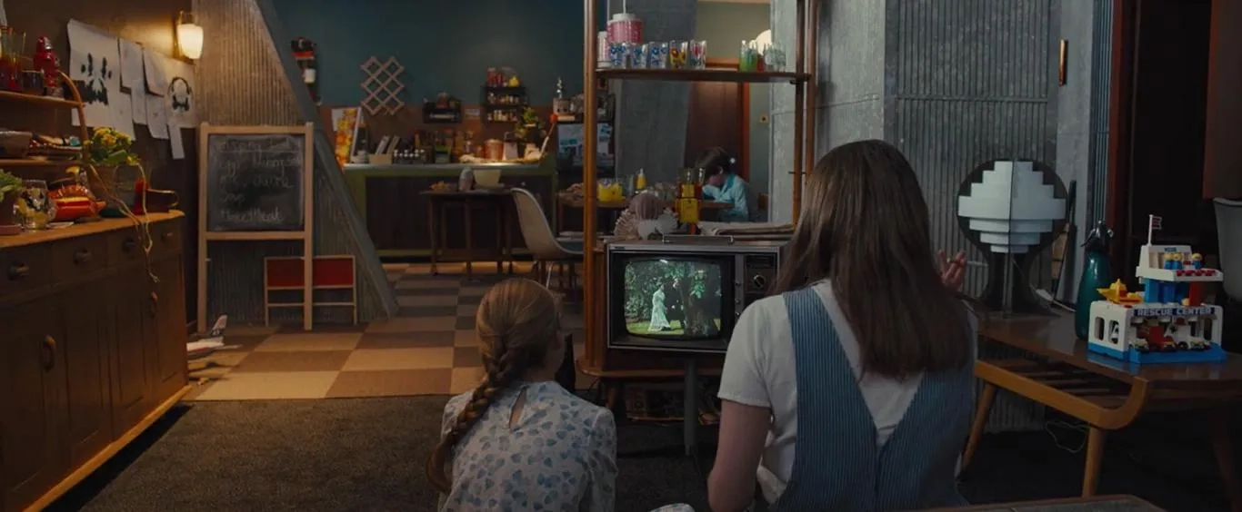 Elisabeth Moss and Emilia Jones in High-Rise (2015)