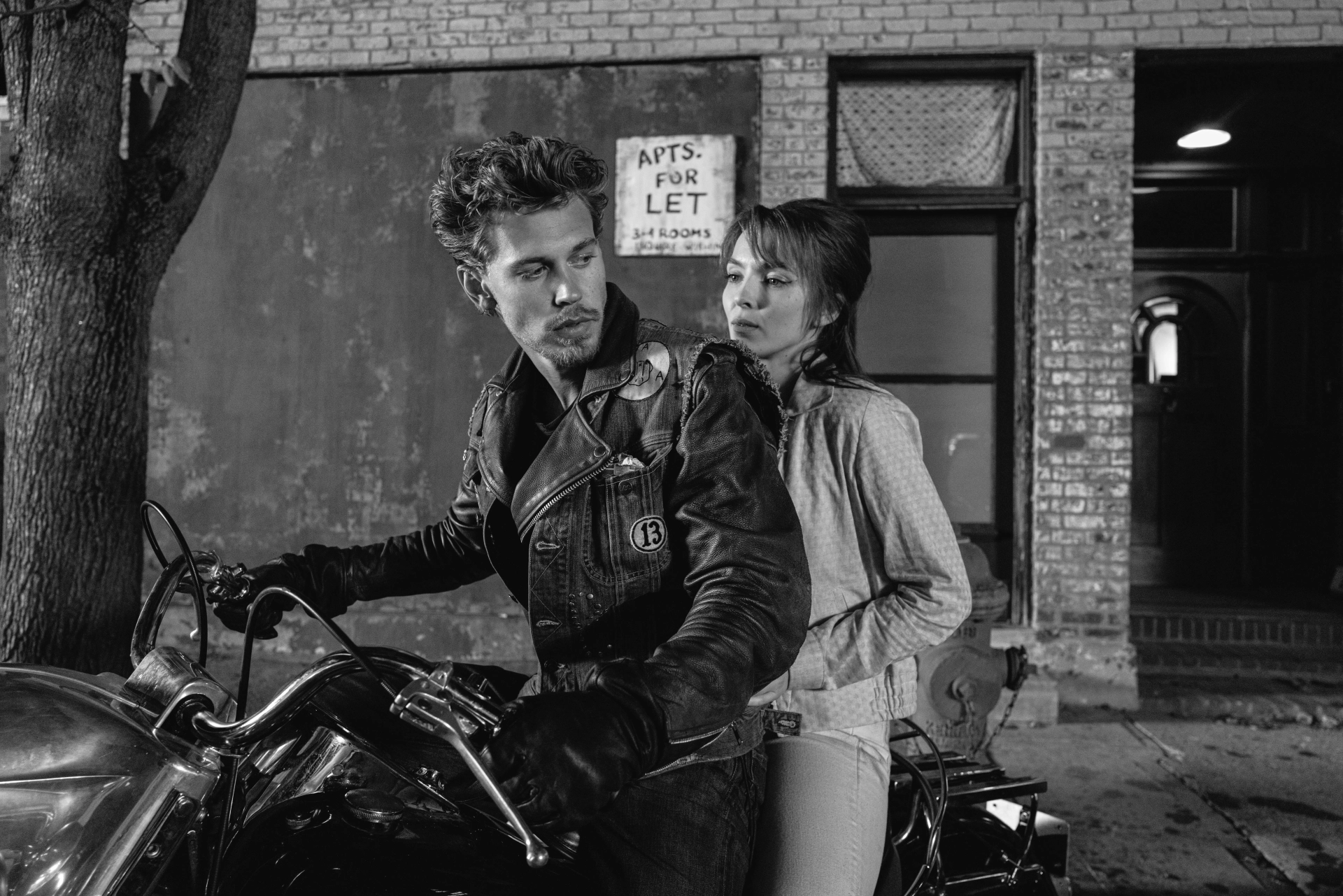 Austin Butler and Jodie Comer in The Bikeriders (2023)