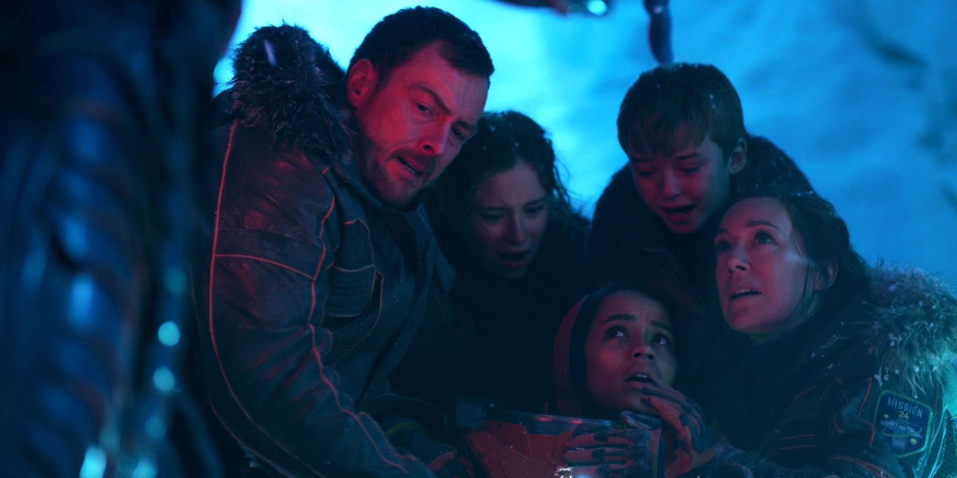 Molly Parker, Toby Stephens, Maxwell Jenkins, Mina Sundwall, and Taylor Russell in Lost in Space (2018)