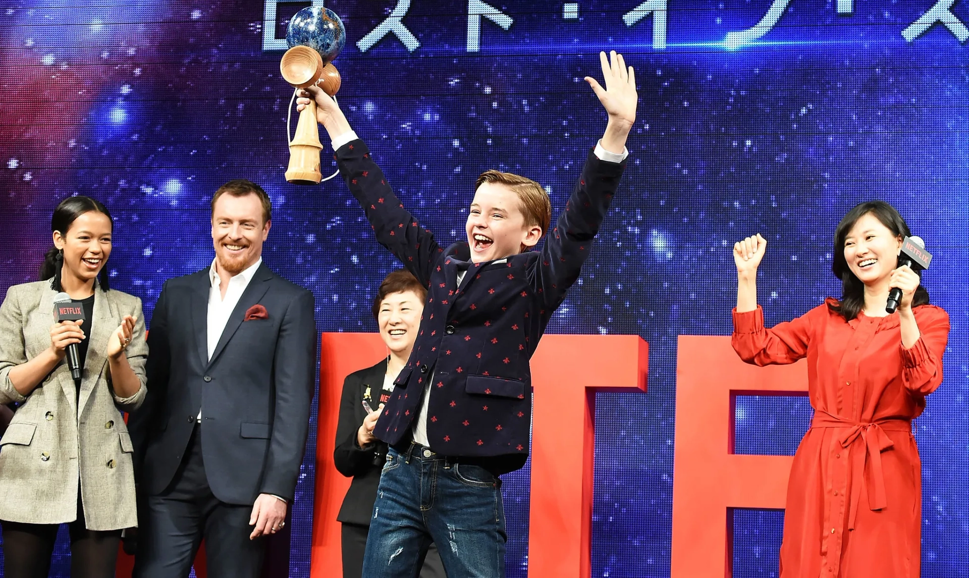 Toby Stephens, Rei Kikukawa, Maxwell Jenkins, and Taylor Russell at an event for Lost in Space (2018)