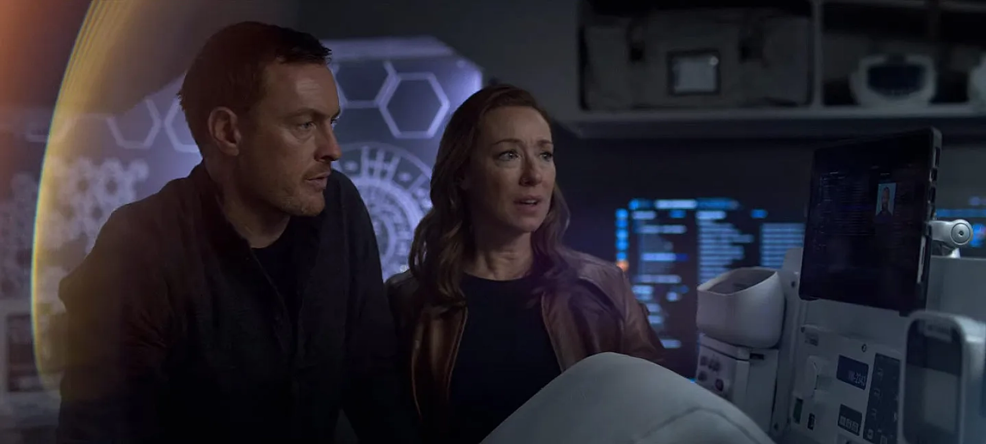 Molly Parker and Toby Stephens in Lost in Space (2018)