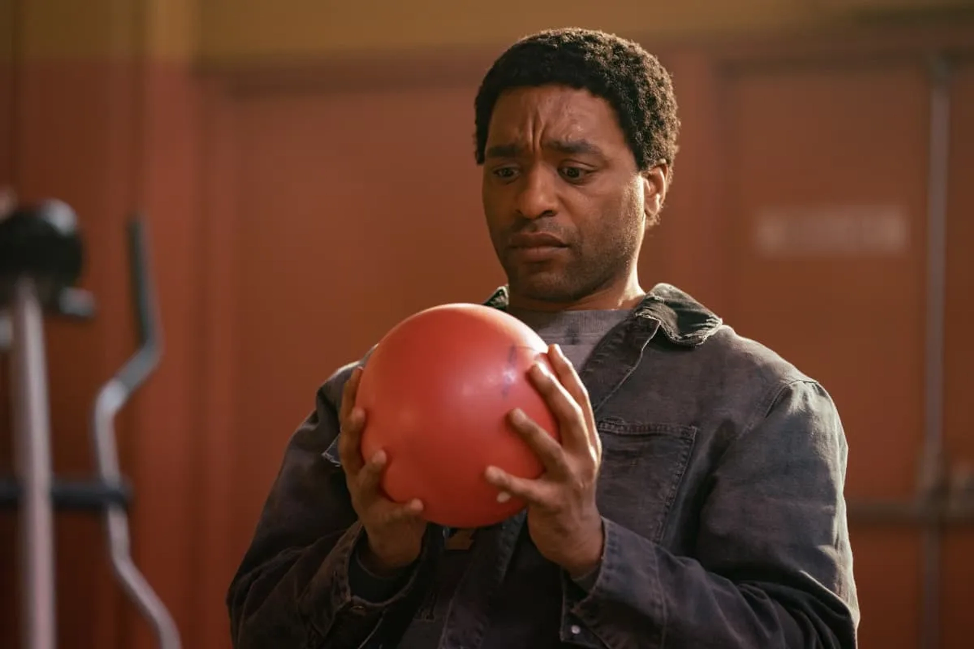 Chiwetel Ejiofor in The Man Who Fell to Earth (2021)