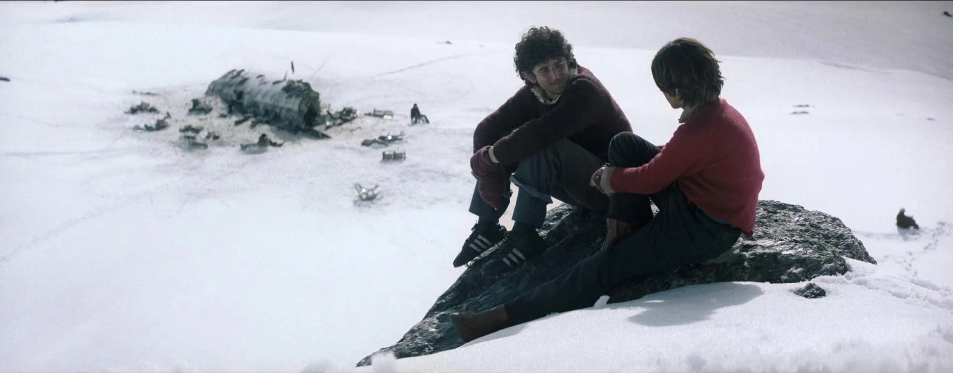 Matías Recalt and Tomas Wolf in Society of the Snow (2023)