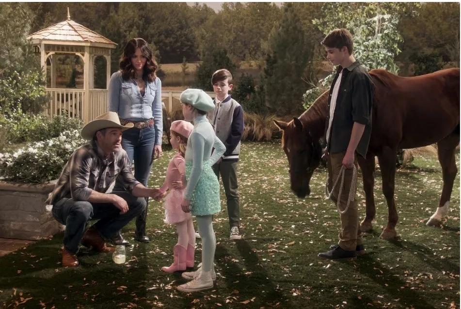 Eddie Cibrian, Pyper Braun, Katharine McPhee, Jamie Martin Mann, Griffin McIntyre, and Shiloh Verrico in Country Comfort (2021)