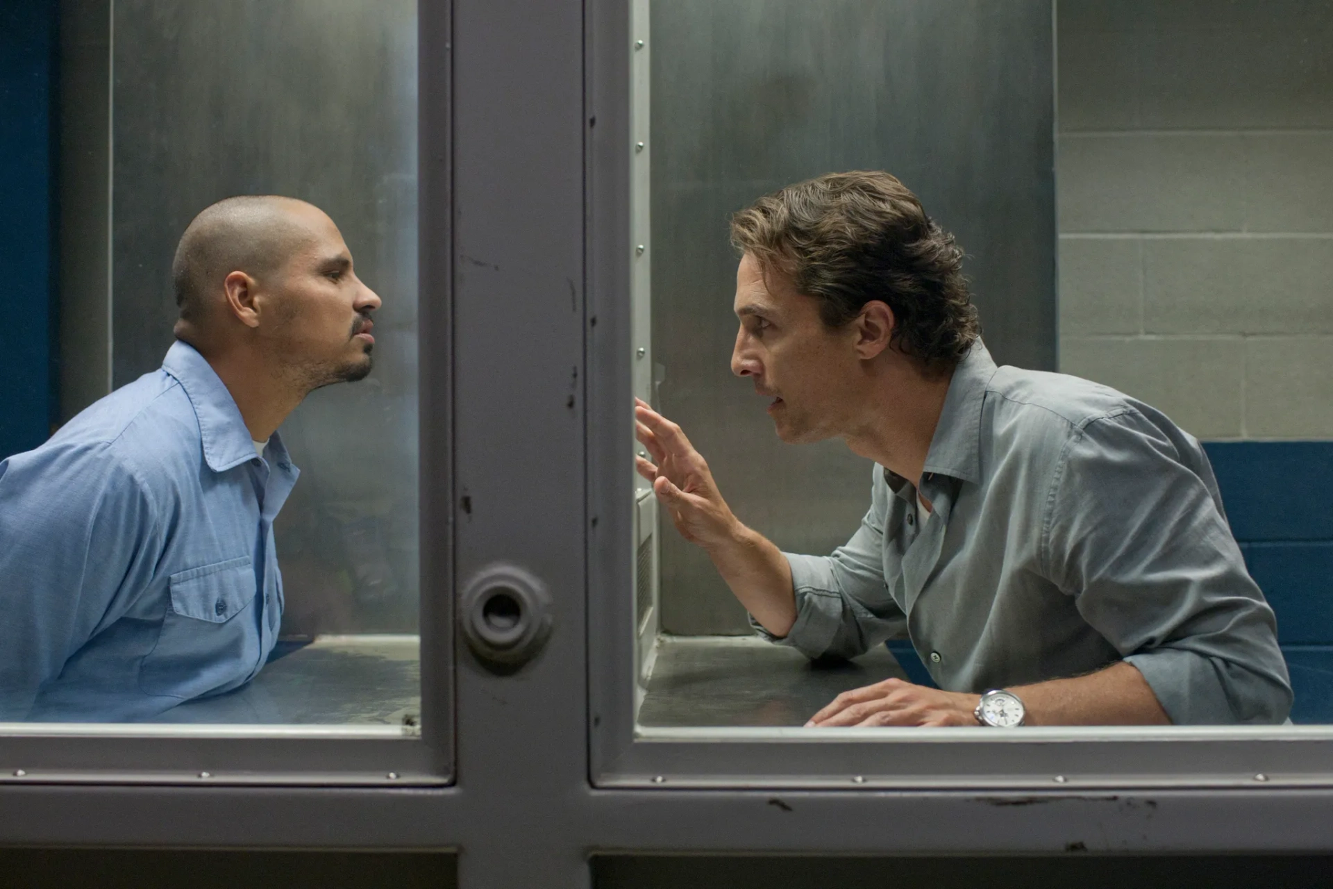 Matthew McConaughey and Michael Peña in The Lincoln Lawyer (2011)