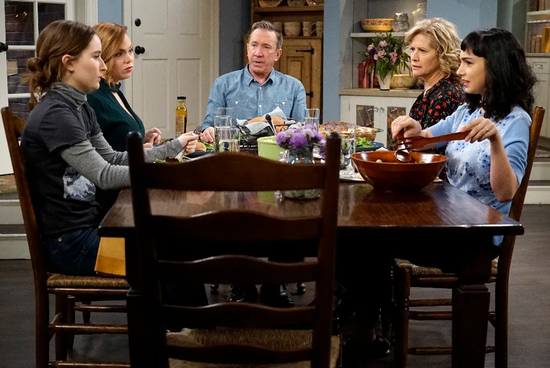 Tim Allen, Nancy Travis, Amanda Fuller, Molly Ephraim, and Kaitlyn Dever in Last Man Standing (2011)