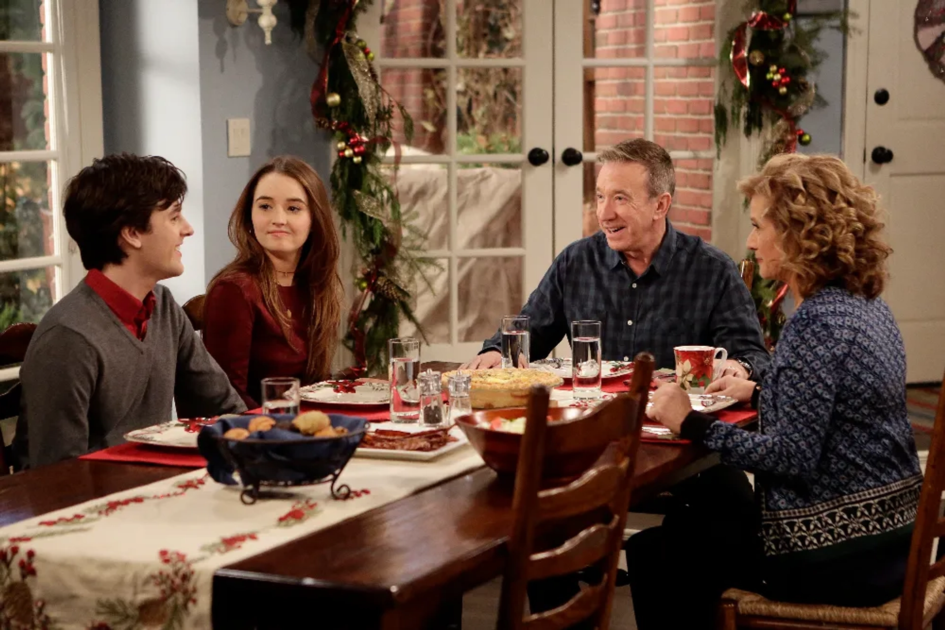 Tim Allen, Nancy Travis, Travis Tope, and Kaitlyn Dever in Last Man Standing (2011)