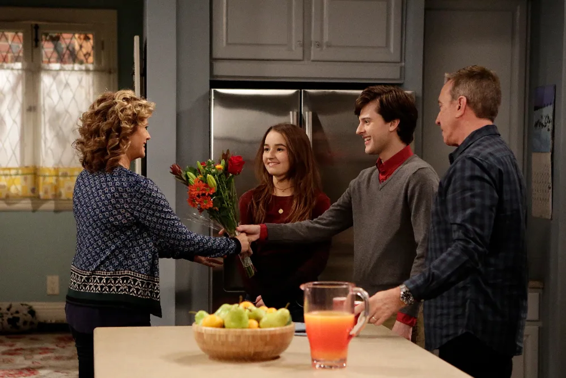 Tim Allen, Nancy Travis, Travis Tope, and Kaitlyn Dever in Last Man Standing (2011)