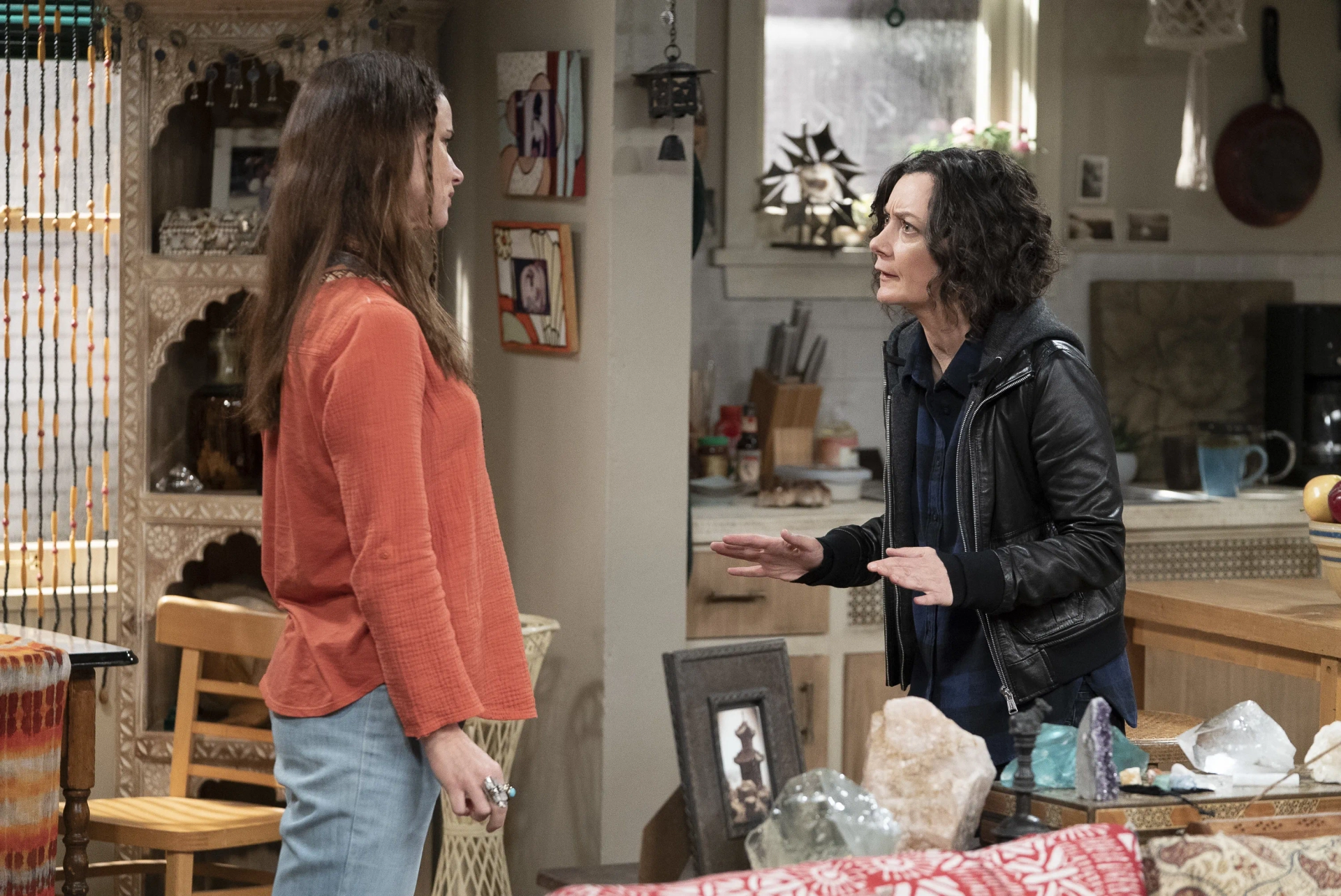 Juliette Lewis and Sara Gilbert in The Conners (2018)