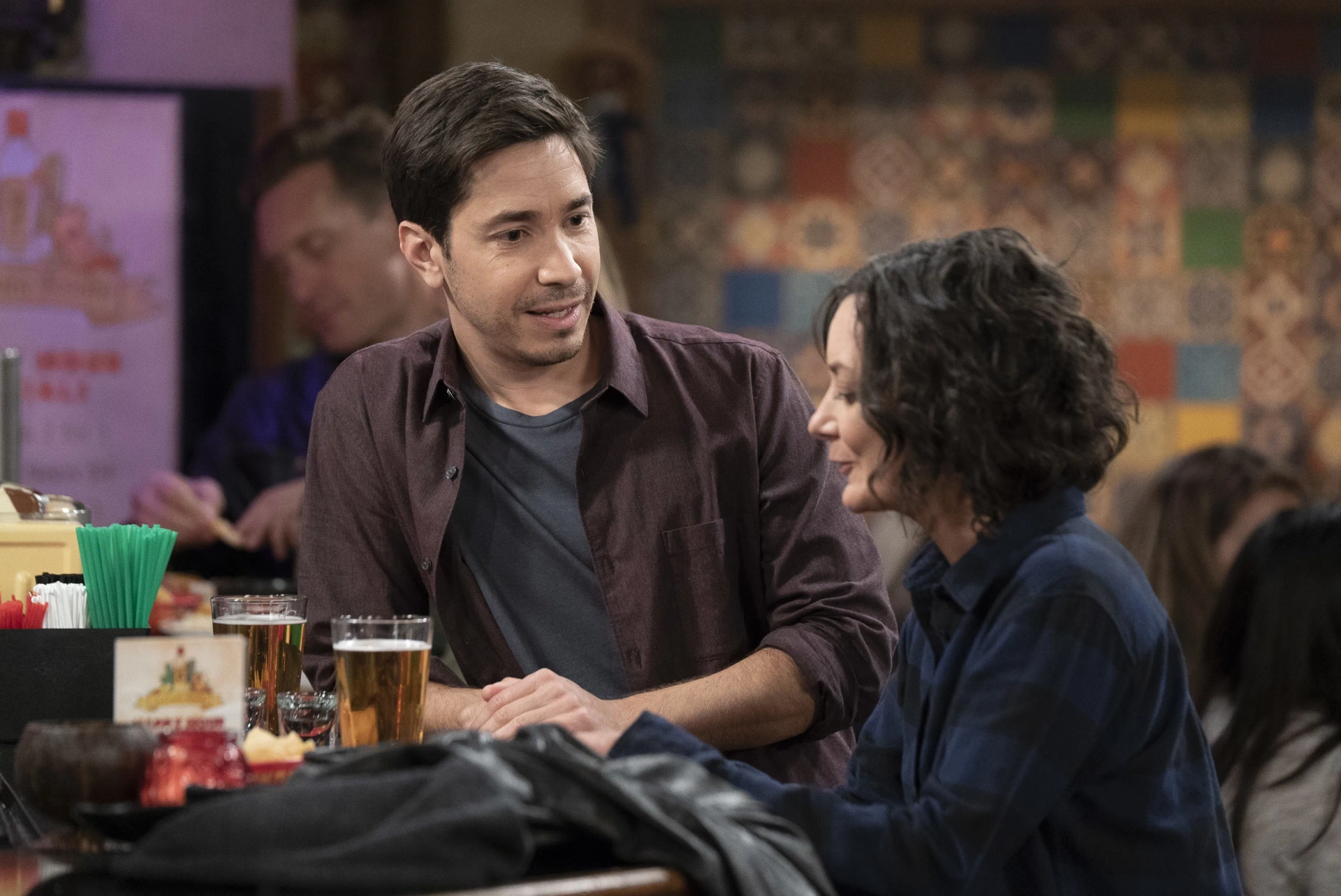 Sara Gilbert and Justin Long in The Conners (2018)