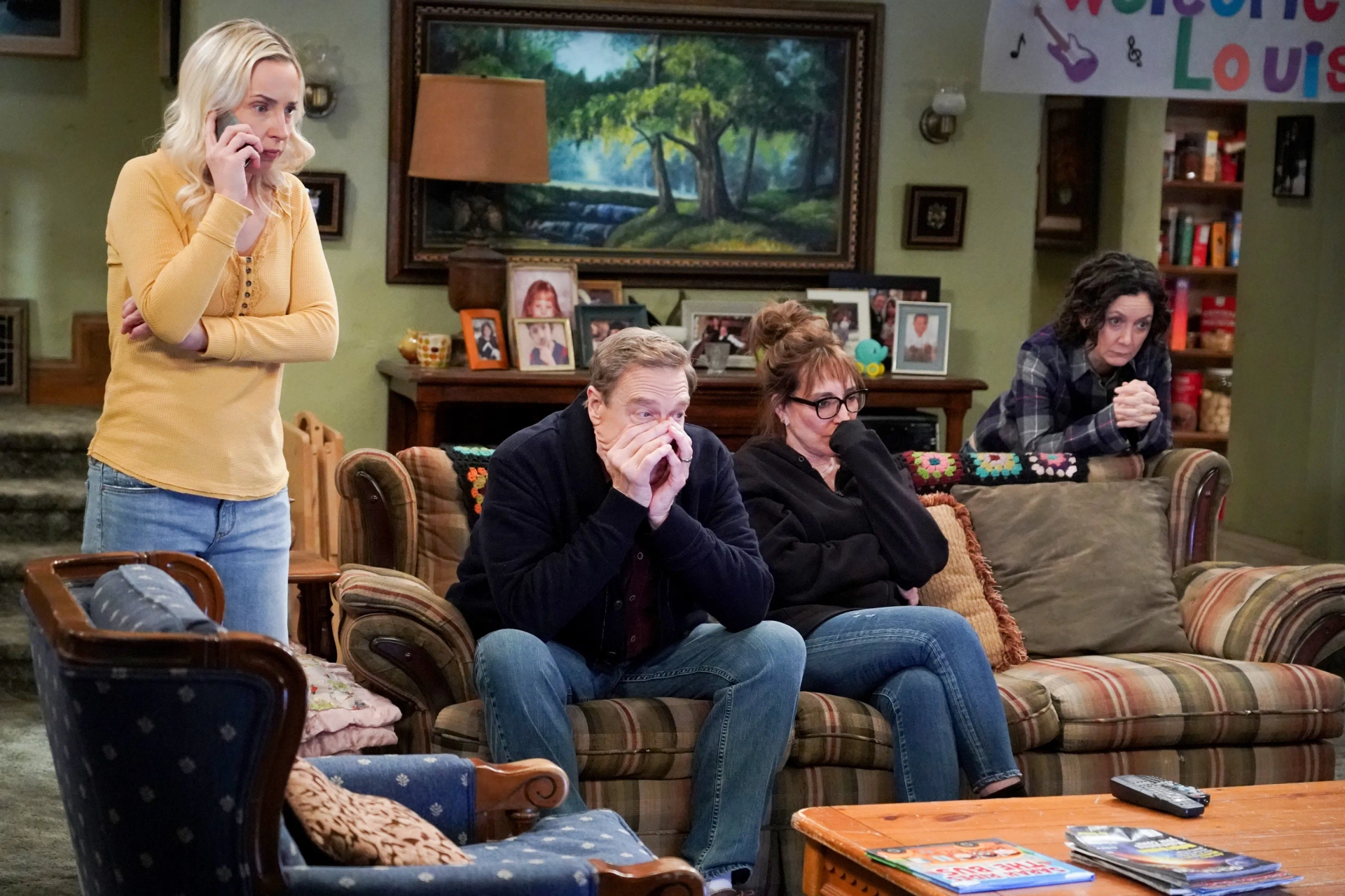 John Goodman, Sara Gilbert, Katey Sagal, and Alicia Goranson in The Conners: Triggered (2022)