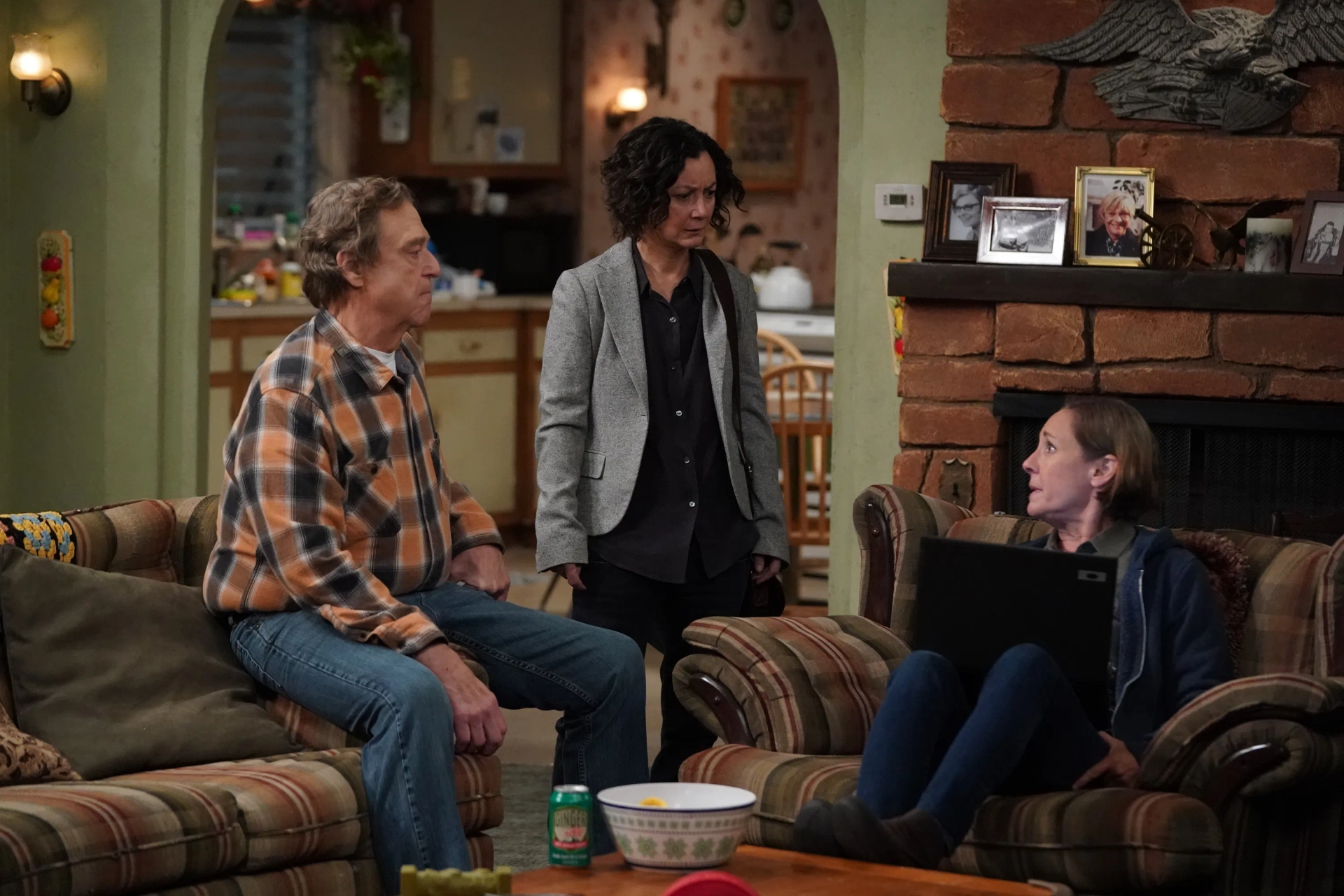 John Goodman, Sara Gilbert, and Laurie Metcalf in The Conners: Regrets, Rehabs and Realtors (2021)