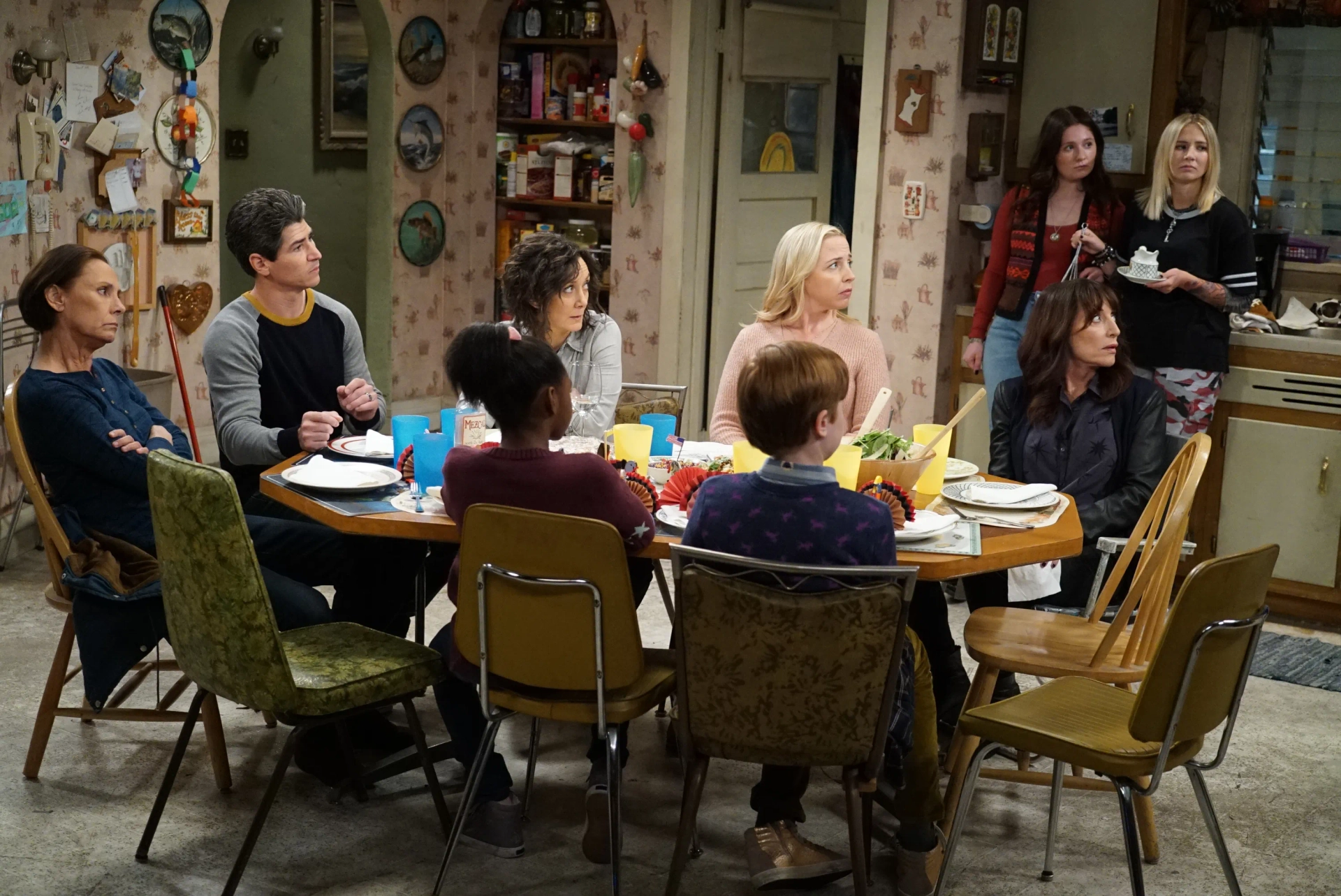 Sara Gilbert, Katey Sagal, Michael Fishman, Alicia Goranson, Laurie Metcalf, Eliza Bennett, and Emma Kenney in The Conners: Slappy Holidays (2019)