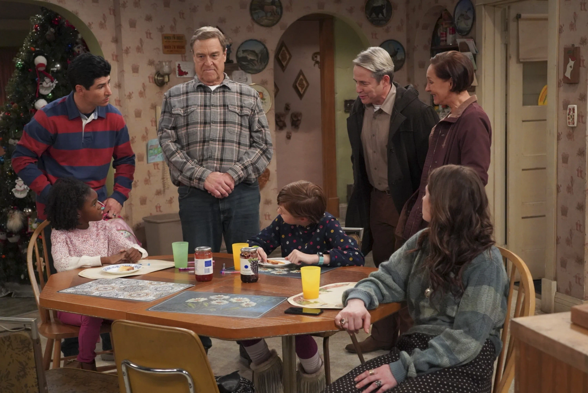 Matthew Broderick, John Goodman, Michael Fishman, Laurie Metcalf, Jayden Rey, and Ames McNamara in The Conners (2018)