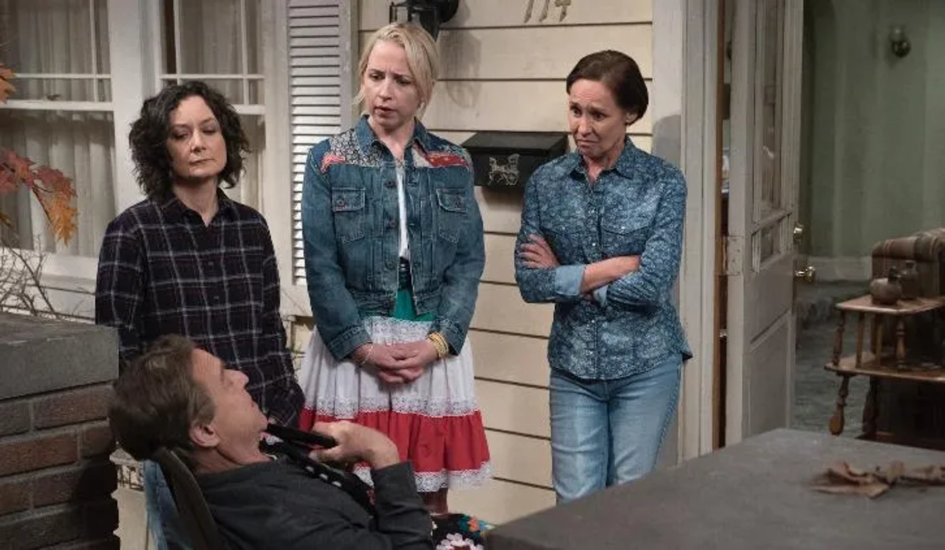 John Goodman, Sara Gilbert, Alicia Goranson, and Laurie Metcalf in The Conners (2018)