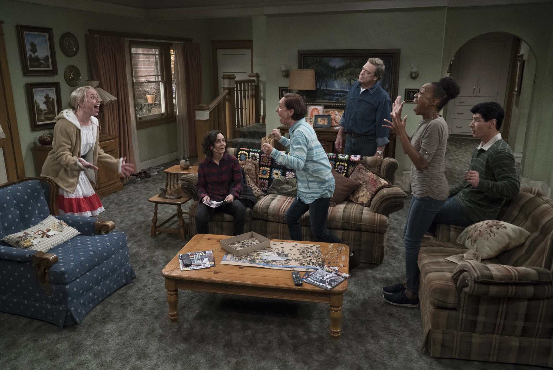 John Goodman, Sara Gilbert, Michael Fishman, Alicia Goranson, Laurie Metcalf, and Maya Lynne Robinson in The Conners (2018)