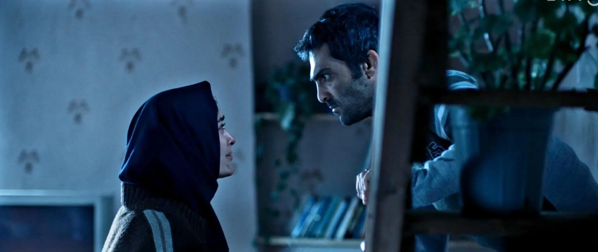 Soudabeh Beizaee and Reza Akhlaghirad in A Man of Integrity (2017)