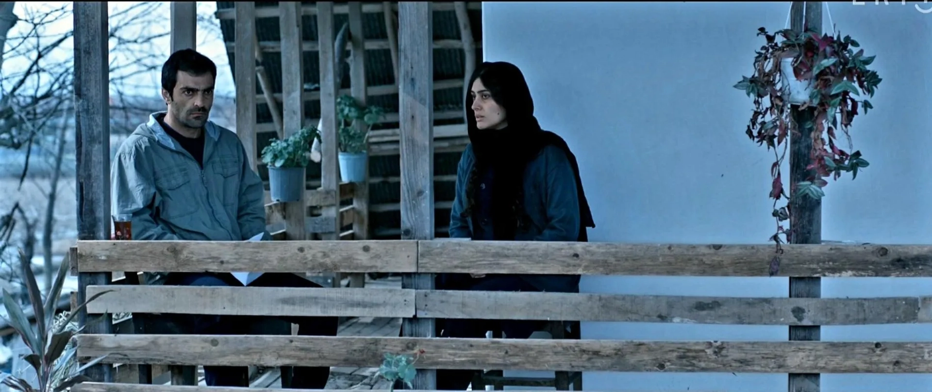 Soudabeh Beizaee and Reza Akhlaghirad in A Man of Integrity (2017)