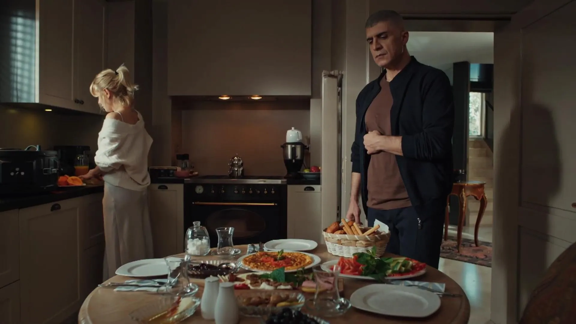 Özcan Deniz and Hazal Türesan in Kizil Goncalar (2023)