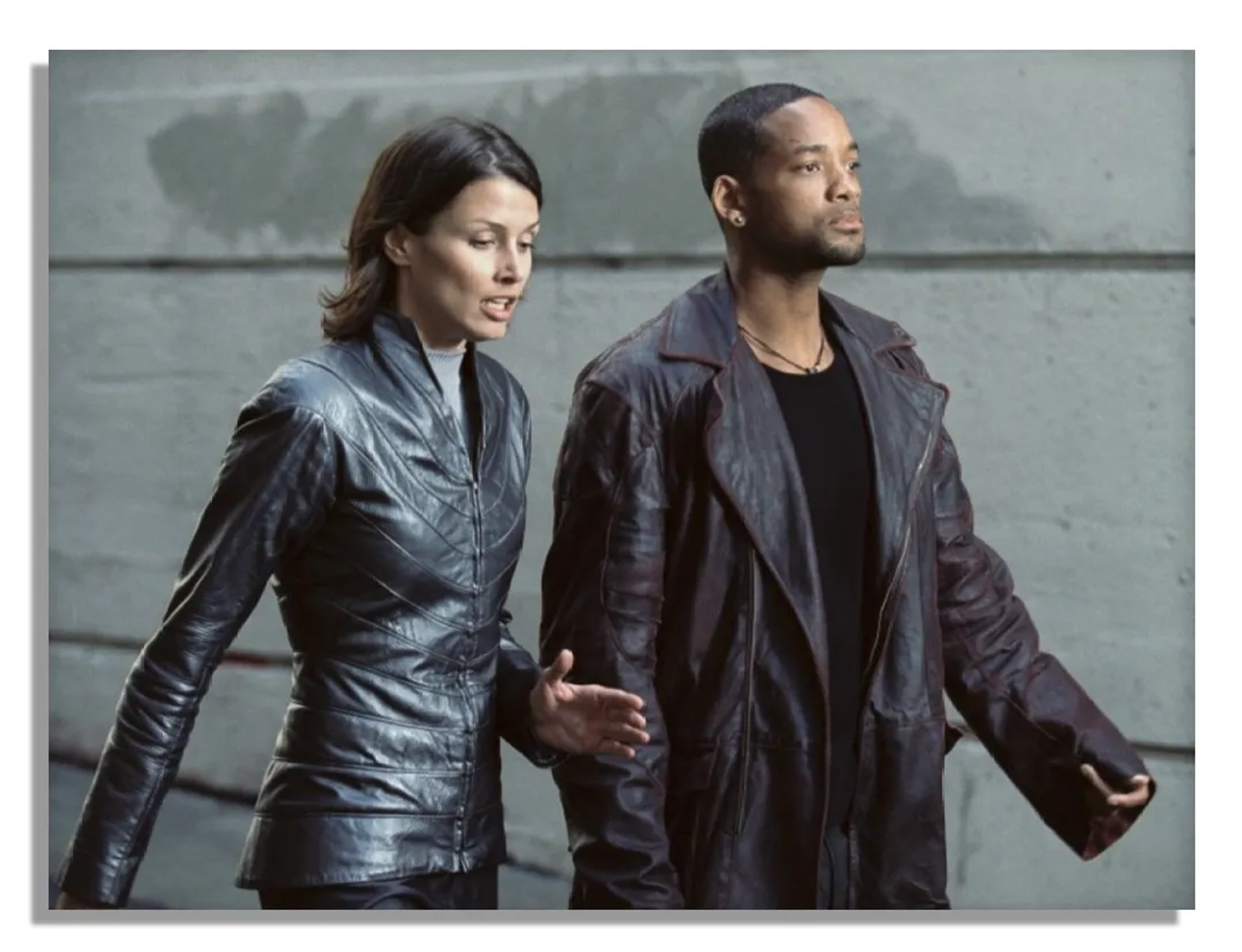 Will Smith and Bridget Moynahan in I, Robot (2004)