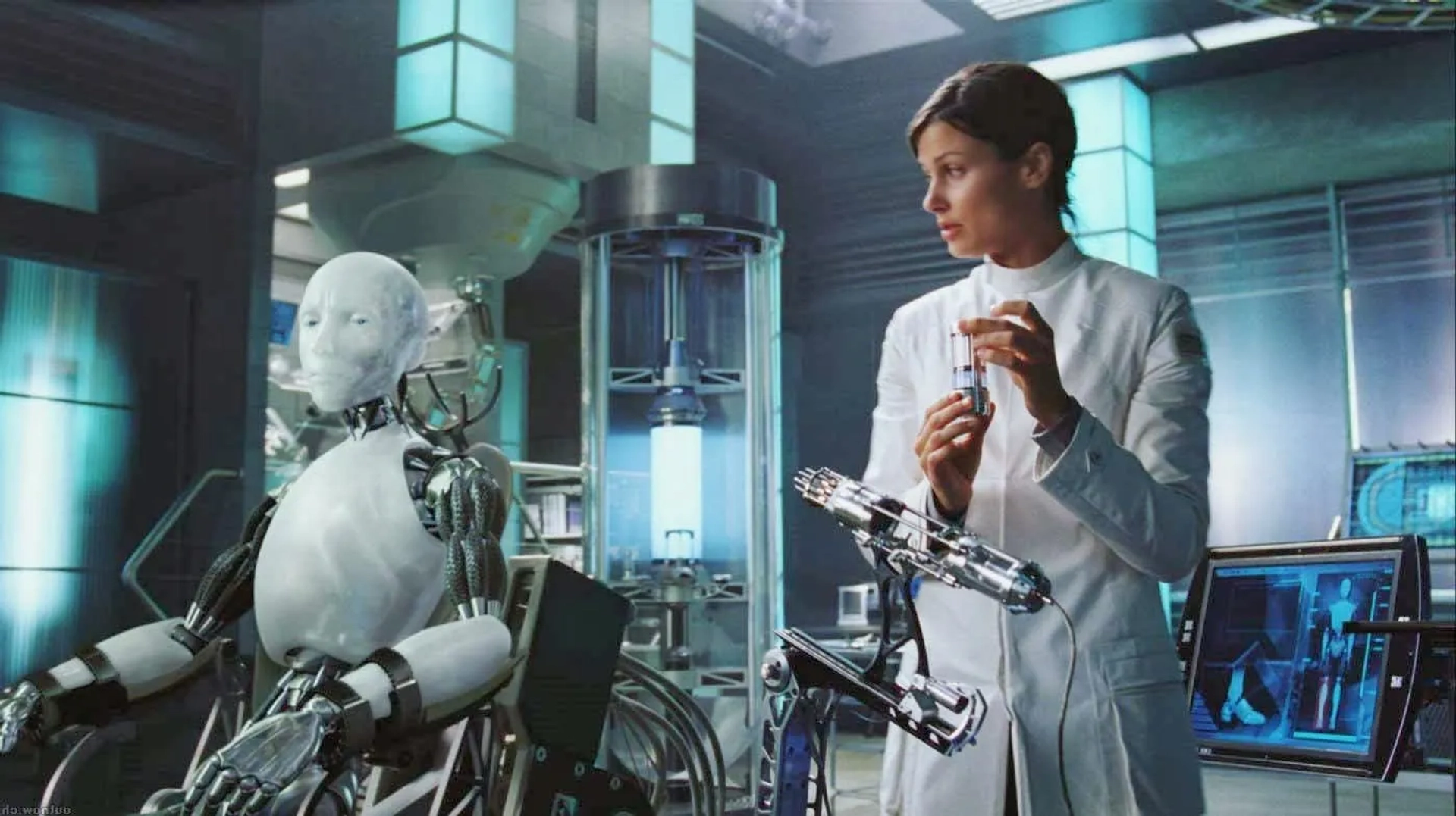 Bridget Moynahan and Alan Tudyk in I, Robot (2004)