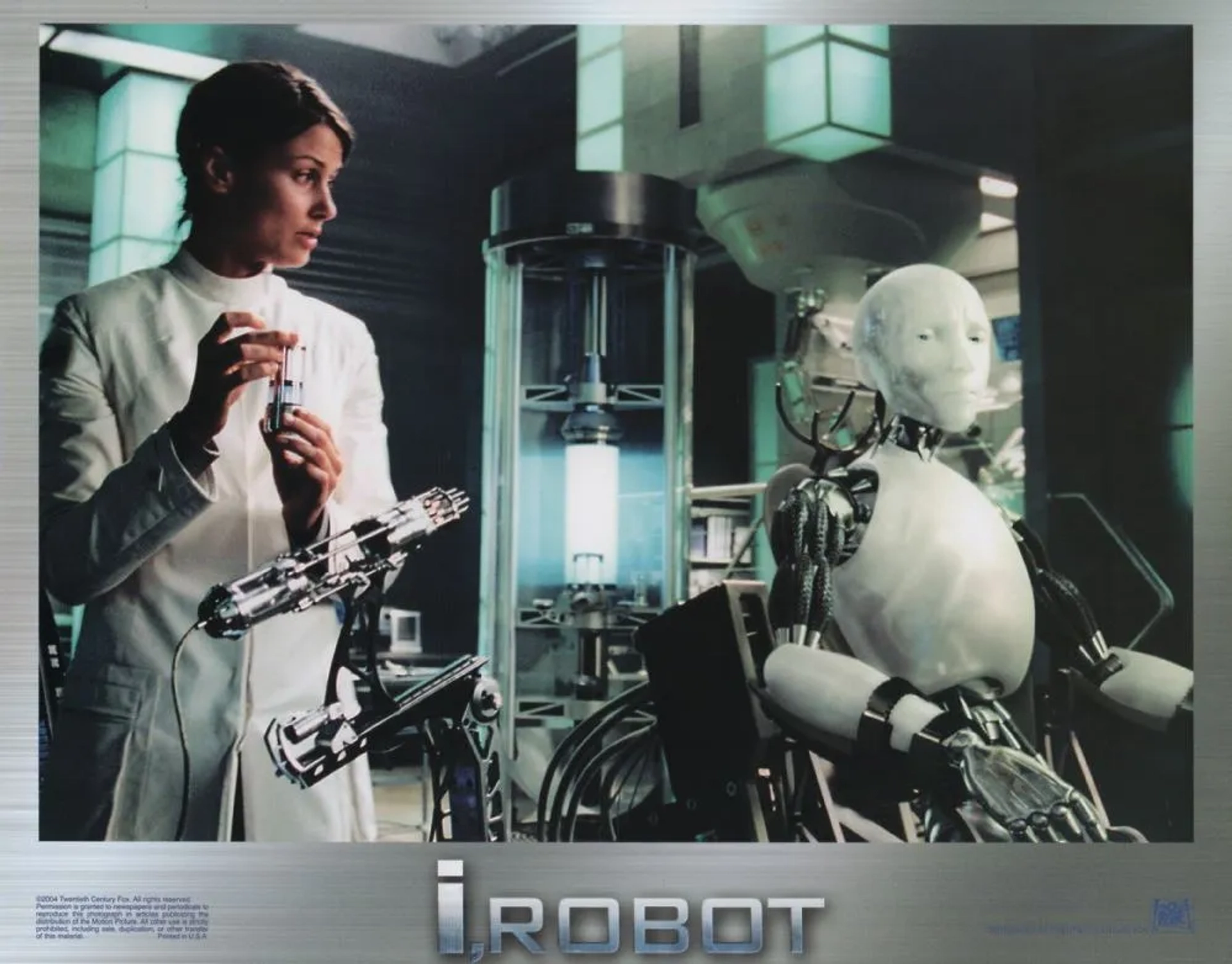 Bridget Moynahan and Alan Tudyk in I, Robot (2004)